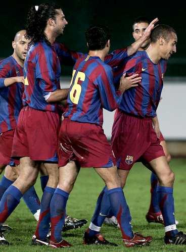 Succé 2 Henke firas av lagkamraterna efter ett av sina två mål i cupmatchen mot Gimnastic Tarragona i natt. Barcelona vann till slut matchen med hela 6-0.