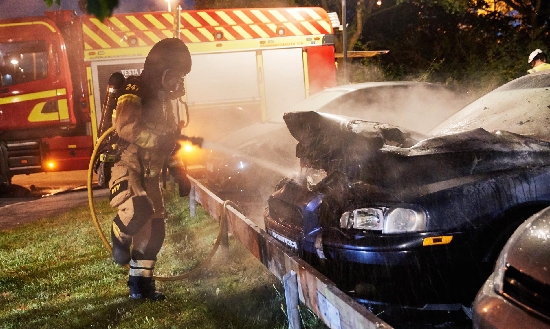 Bilbrand på Parternas gränd i Lund 25 juli i år, samtidigt som ytterligare två bilar brinner på Notariegränden ett par hundra meter bort.