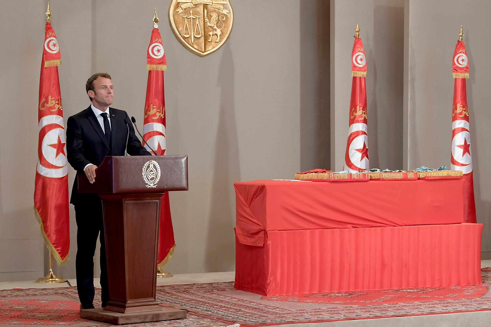 Frankrikes president Emmanuel Macron under ett tal i Tunisien i juli 2019, vid statsbegravningen för den avlidne presidenten Beji Caid Essebsi. Arkivbild.