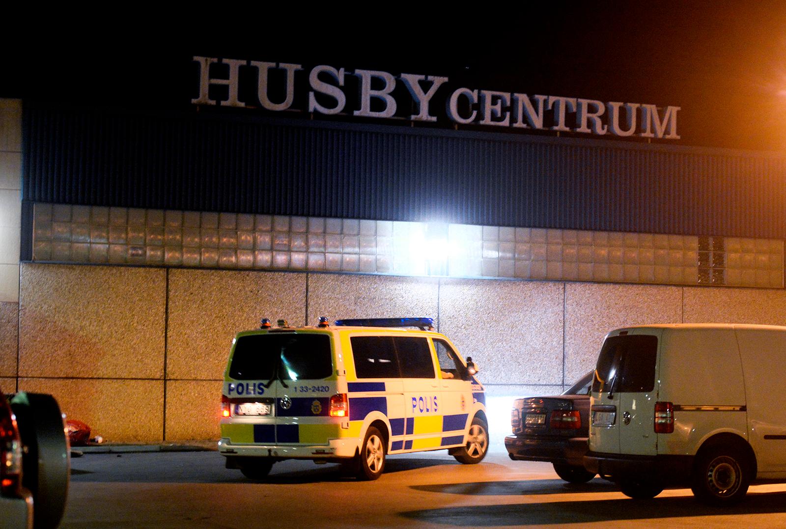 Polisen patrullerar i Husby centrum.
