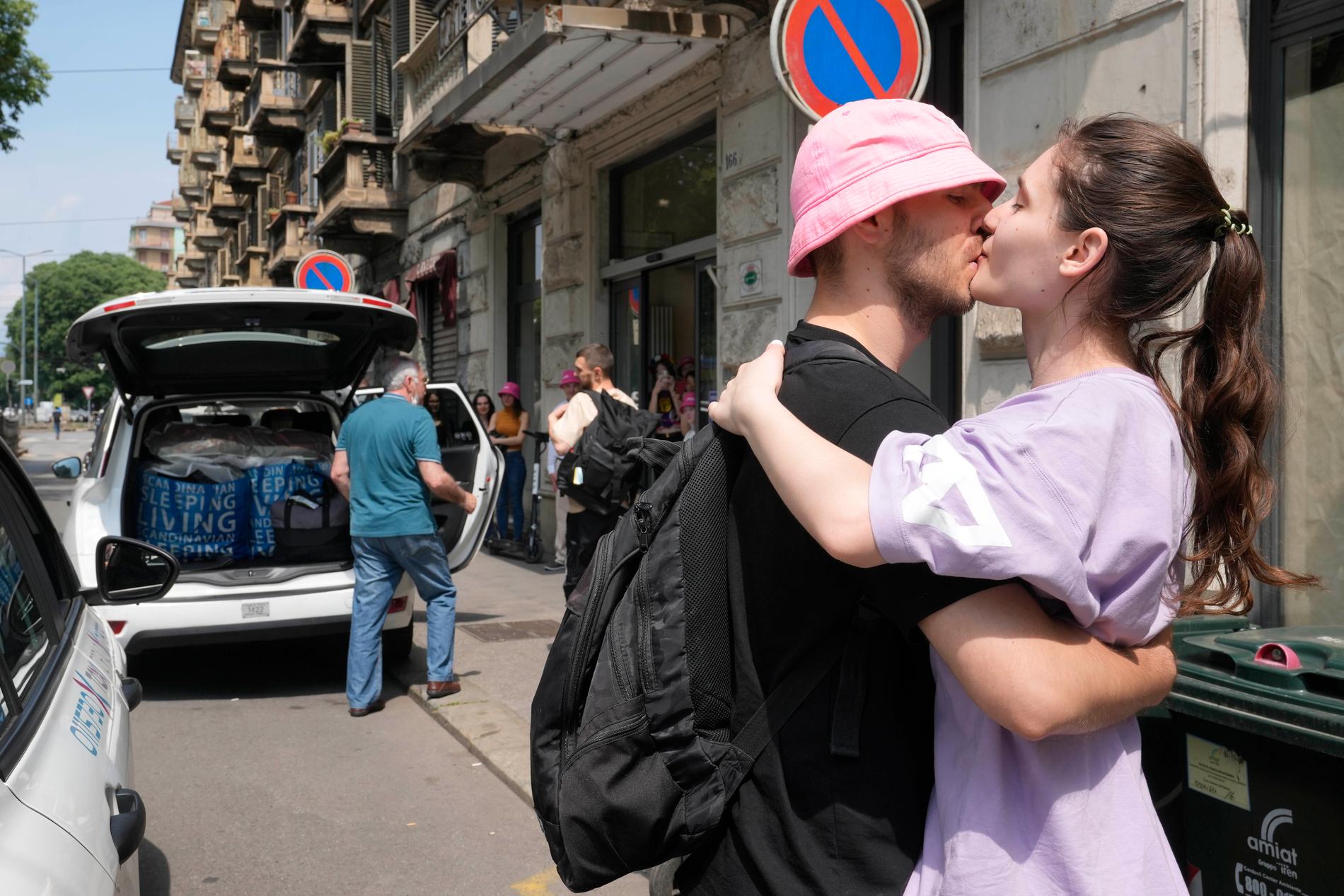 Oleh Psiuk kysser flickvännen Oleksandra farväl.