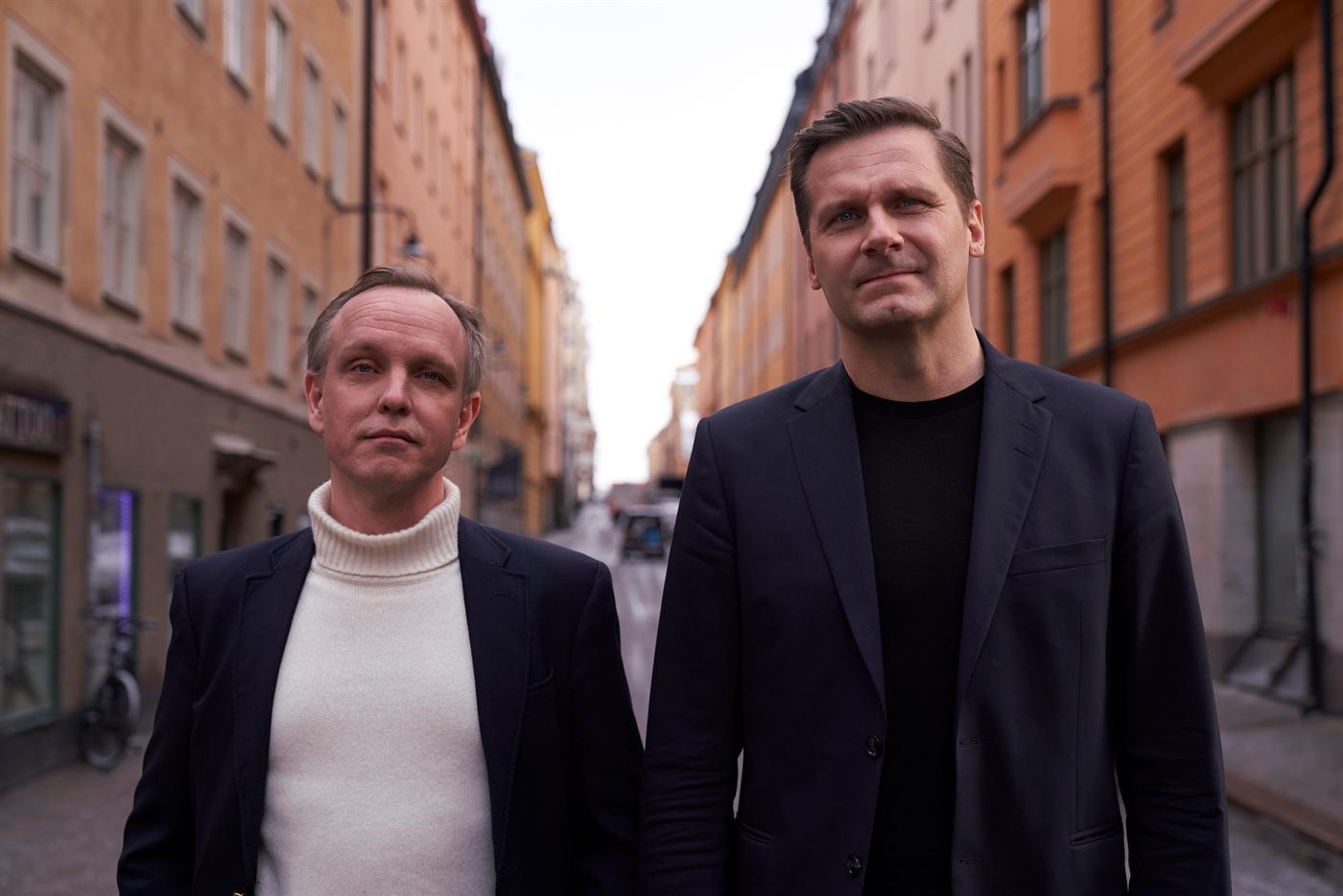 Mathias Ståhle och Jani Pirttisalo Sallinen, grävande reportrar på Svenska Dagbladet, spårar i ”Vapensmederna” hur vapenmarknaden ser ut i Sverige.
