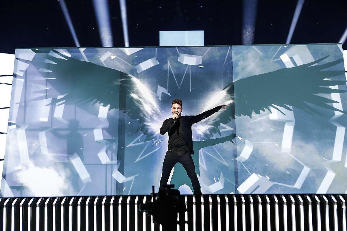 Rysslands nummer med favorittippade Sergey Lazarev har tydligt inspirerats av förra årets Eurovision-vinnare: Måns Zelmerlöw. ”Det framträdandet var fantastiskt och alla älskade det”, säger Sergey.