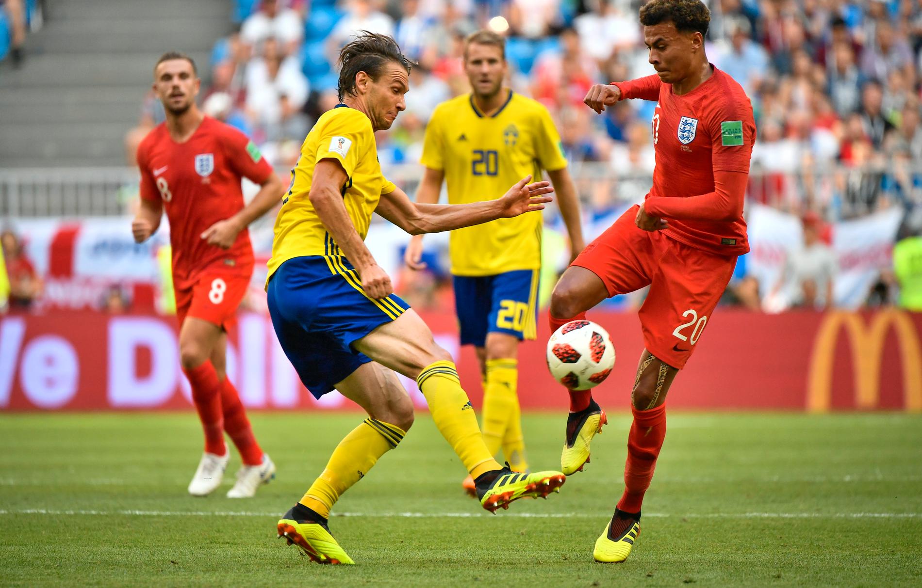 Albin Ekdal och Dele Alli under VM-kvartsfinalen mellan Sverige och England 2018.