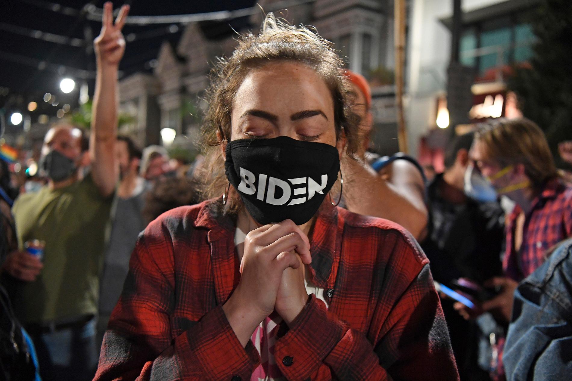 Biden-supporter i San Francisco lyssnar på den nyvalde presidentens segertal. En av många som kan känna hopp nu.