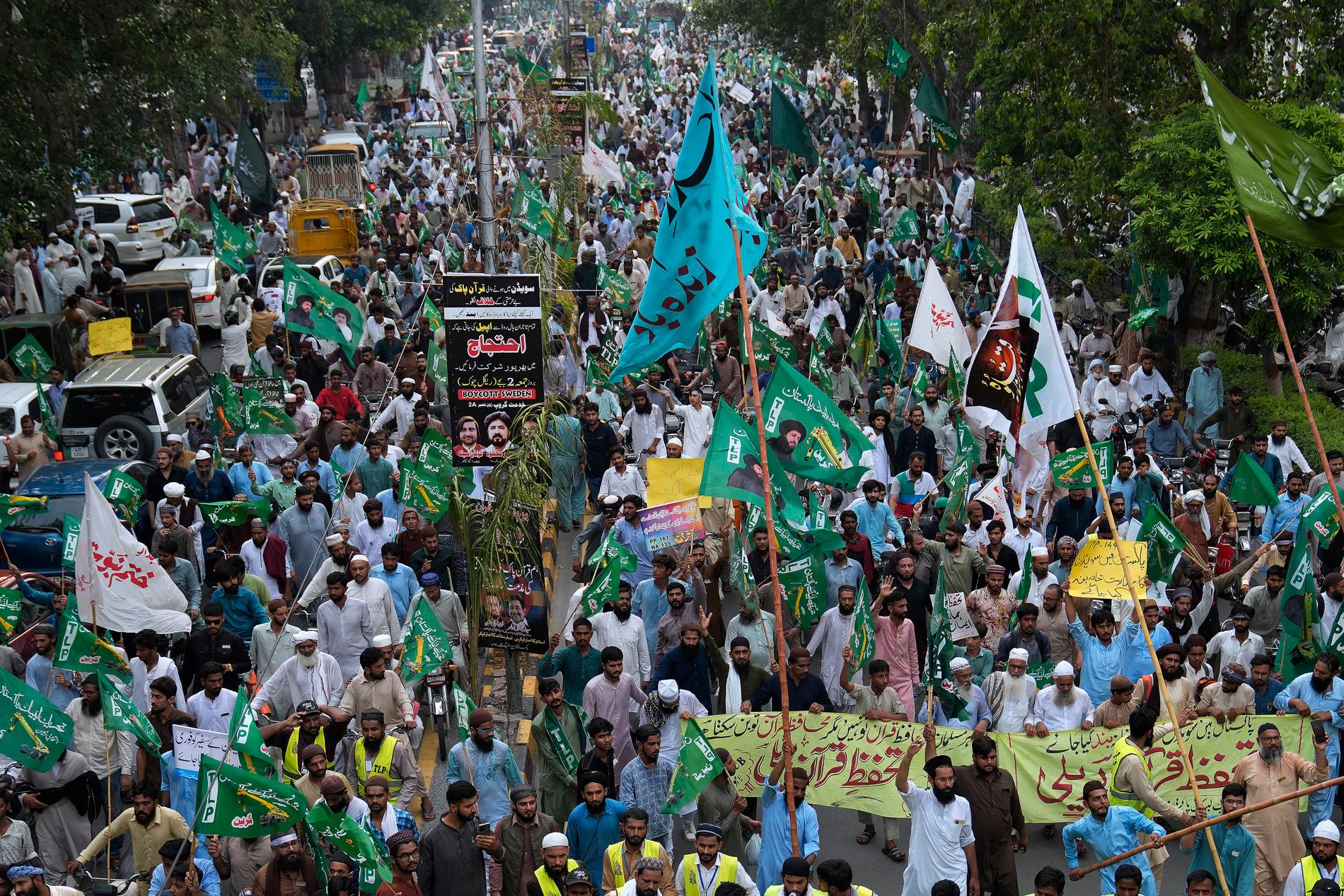 Människor tågar i Lahore på fredagen, i protest mot Sverige och koranbränningar.