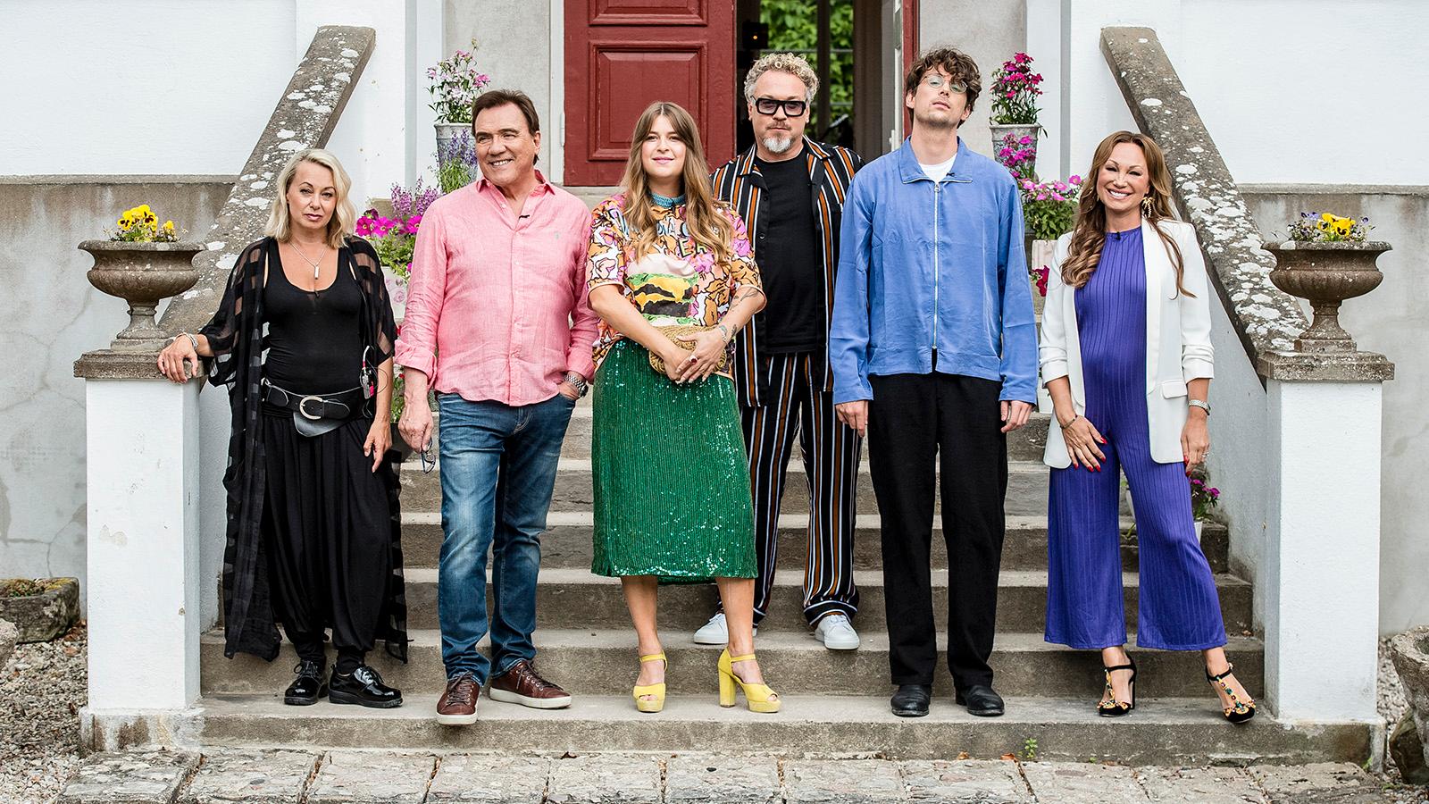 Albin Lee Meldau (tvåa från höger) deltog i ”Så mycket bättre” 2018 tillsammans med bland andra (från vänster) Louise Hoffsten, Christer Sjögren, Linnea Henriksson, Eric Gadd och Charlotte Perrelli.