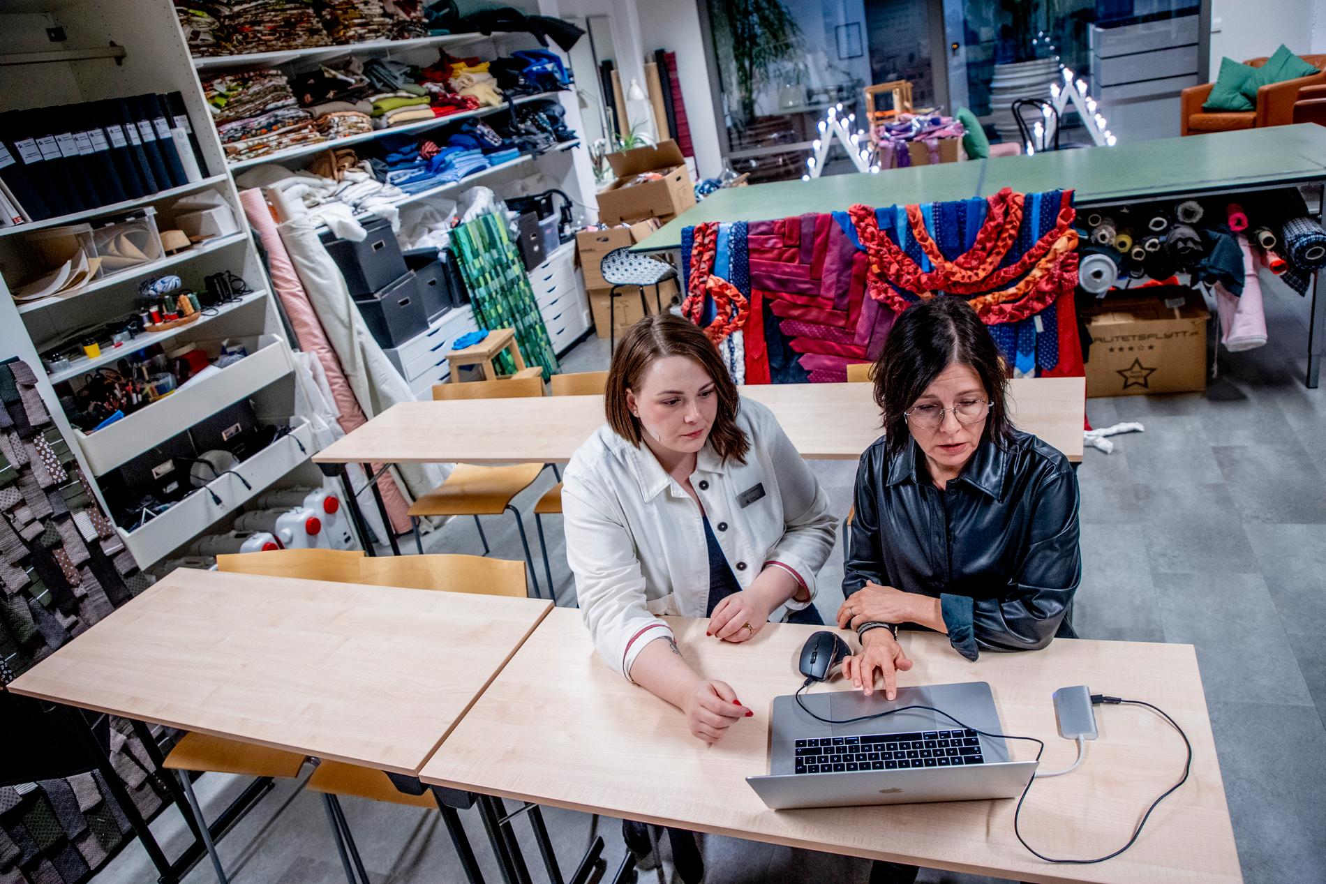 Att skissa plagg i 3D på datorn gör att man slipper sy upp provmodeller. Ingrid Grankvist (till vänster) som är lärare på utbildningen cirkulär designer tittar på Helena Lumijärvis skisser.