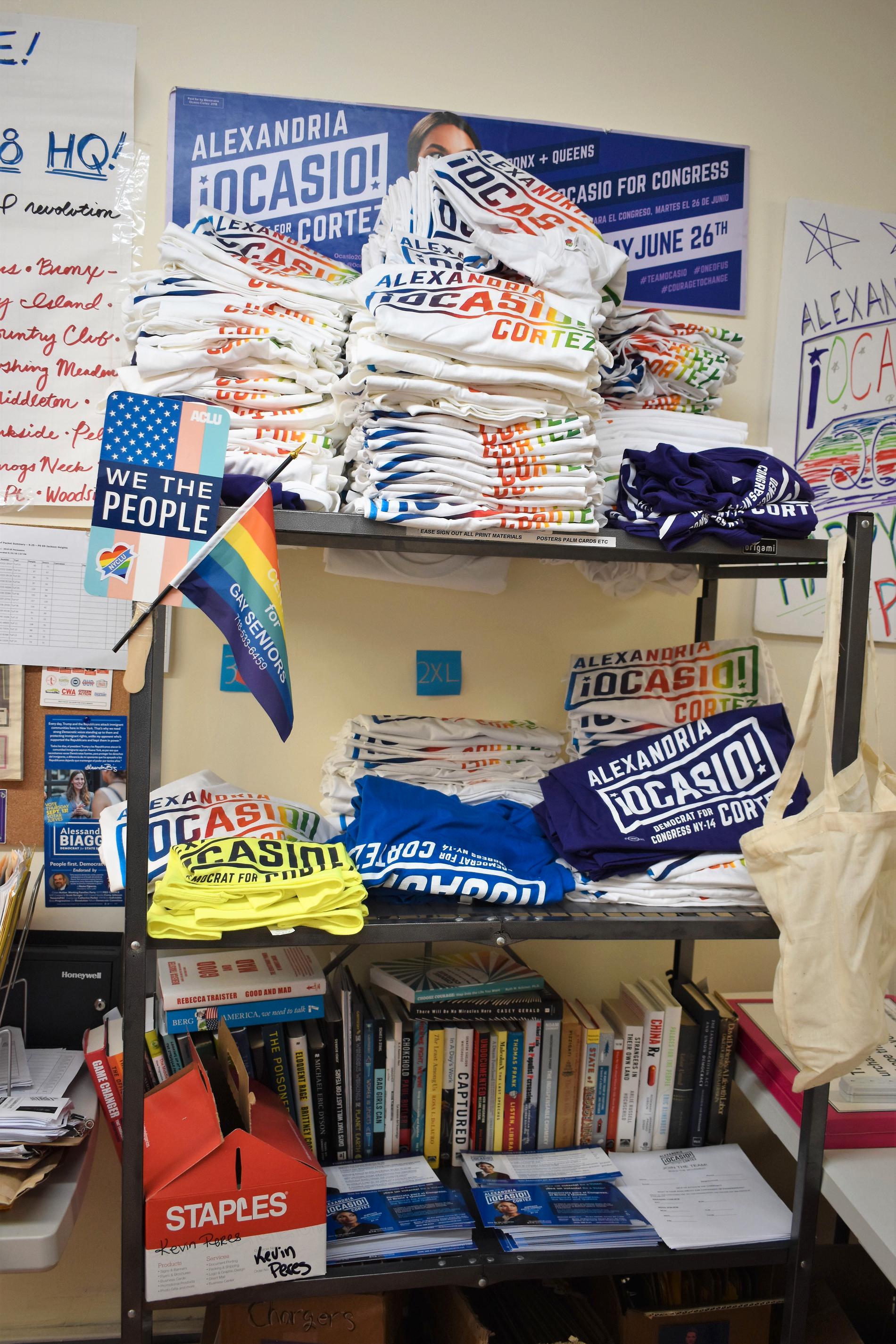 T-shirts, böcker och flaggor trängs på den demokratiska kongressledamotskandidaten Alexandria Ocasio-Cortez kampanjkontor i Queens i New York.