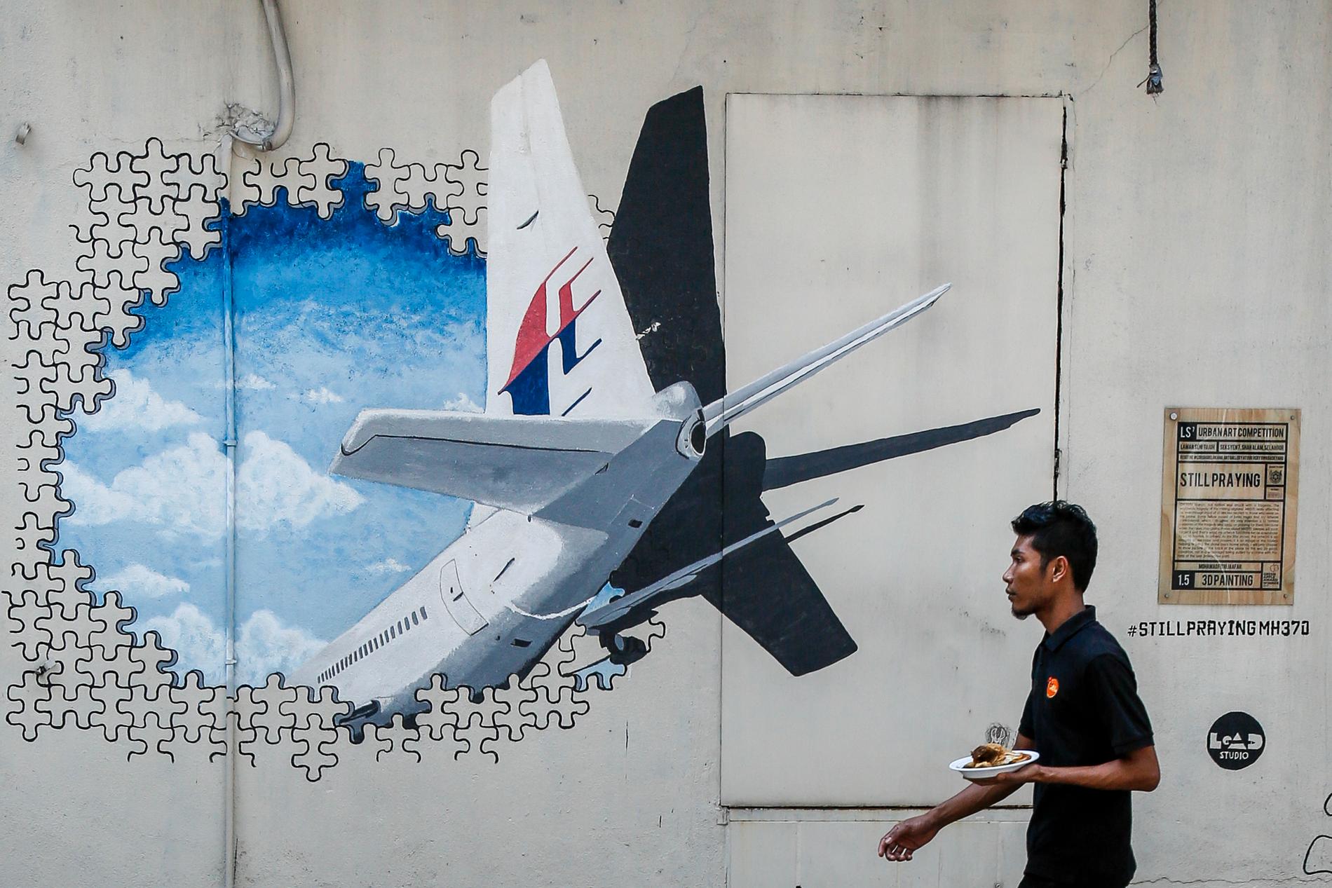 I Shah Alam, utanför Kuala Lumpur, finns denna väggmålning föreställande Malaysia Air-planet som försvann i mars 2014 - och ännu inte har hittats. Arkivbild.