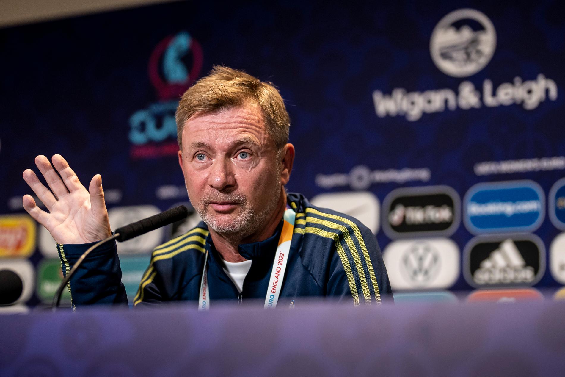 Peter Gerhardsson på presskonferensen inför kvartsfinalen mot Belgien. 