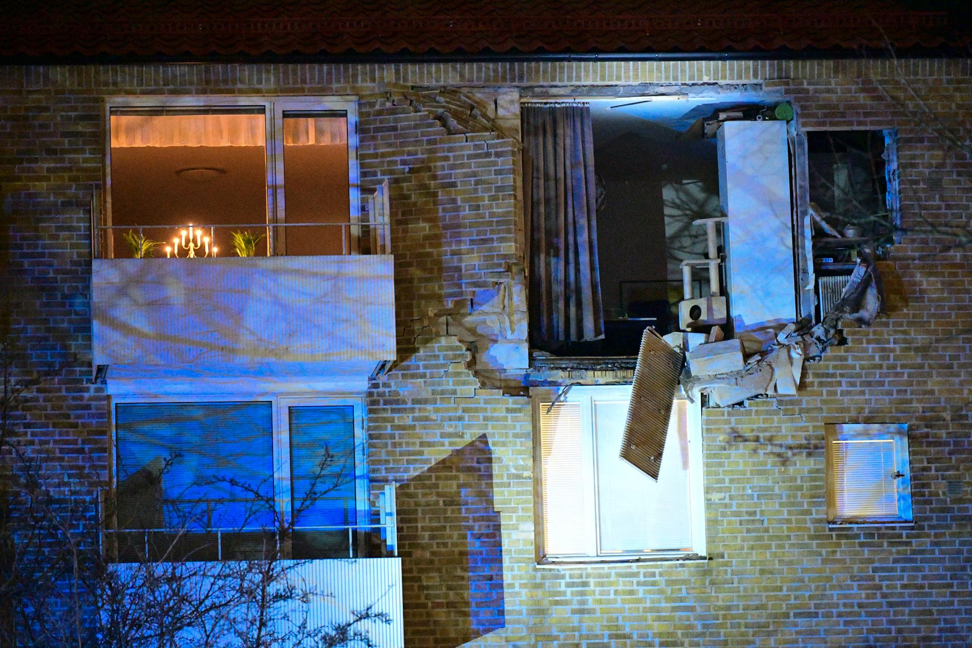 Två personer har förts till sjukhus efter en explosion i ett flerfamiljshus i stadsdelen Kobjer i Lund.