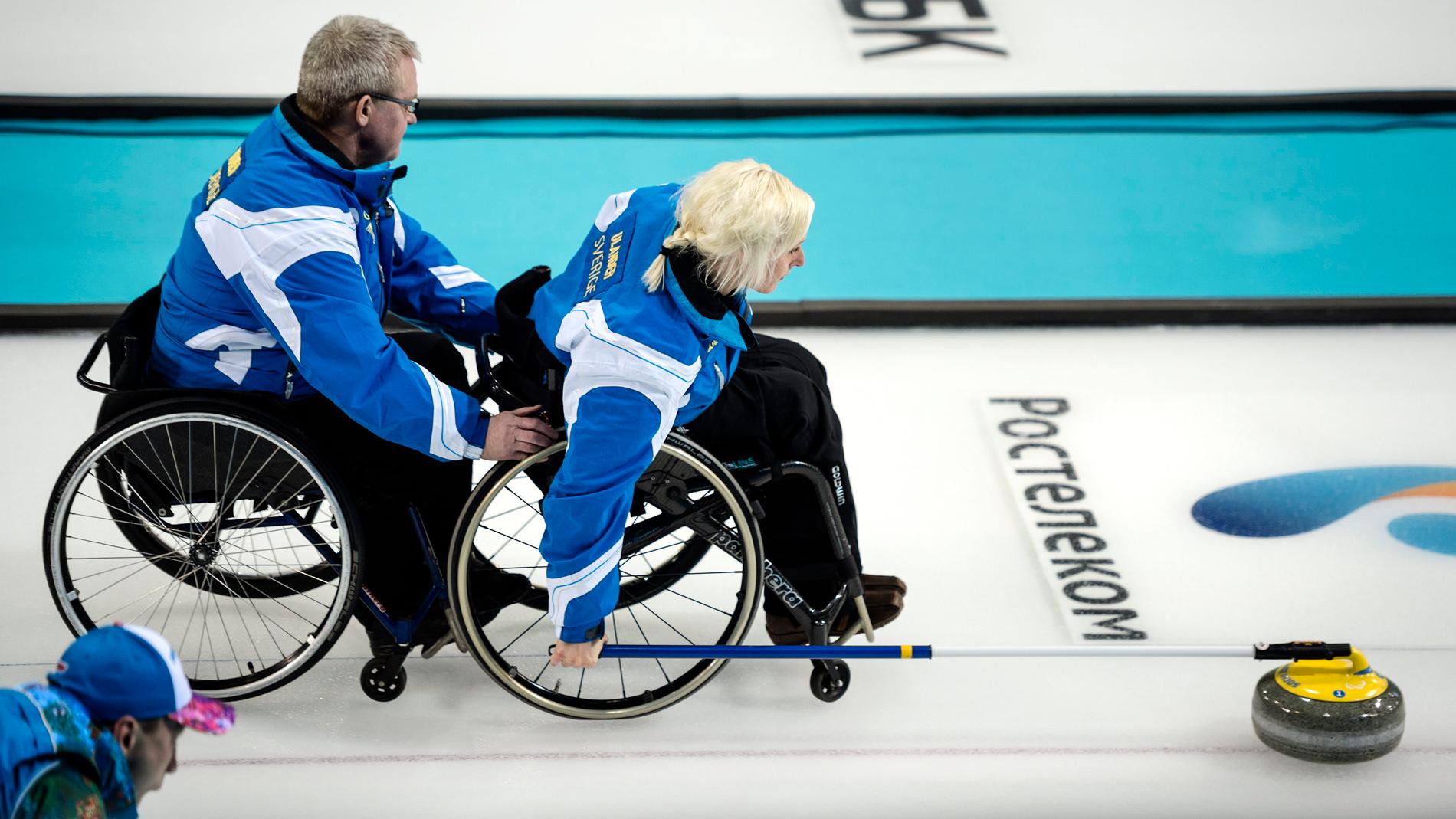 Glenn Ikonen och Kristina "Kicki" Ulander i svenska landslaget i rullstolscurling under en gruppspelsmatch mot Kanada i Paralympics 2014 i Sotji