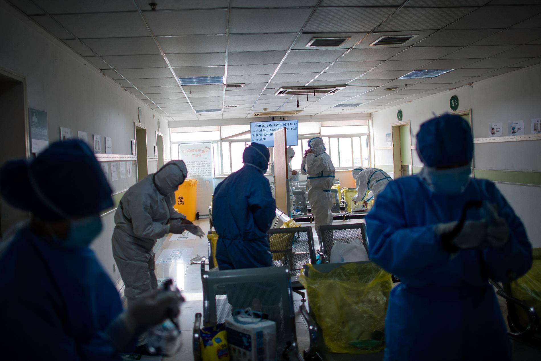 Vårdpersonal på ett sjukhus i Wuhan, centrum för coronavirusutbrottet.