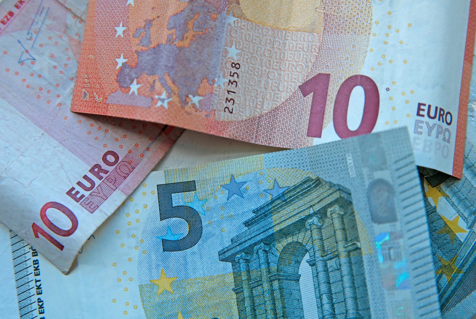 Svenska kronans fall mot Euron gör det dyrt i många EU-länder. 