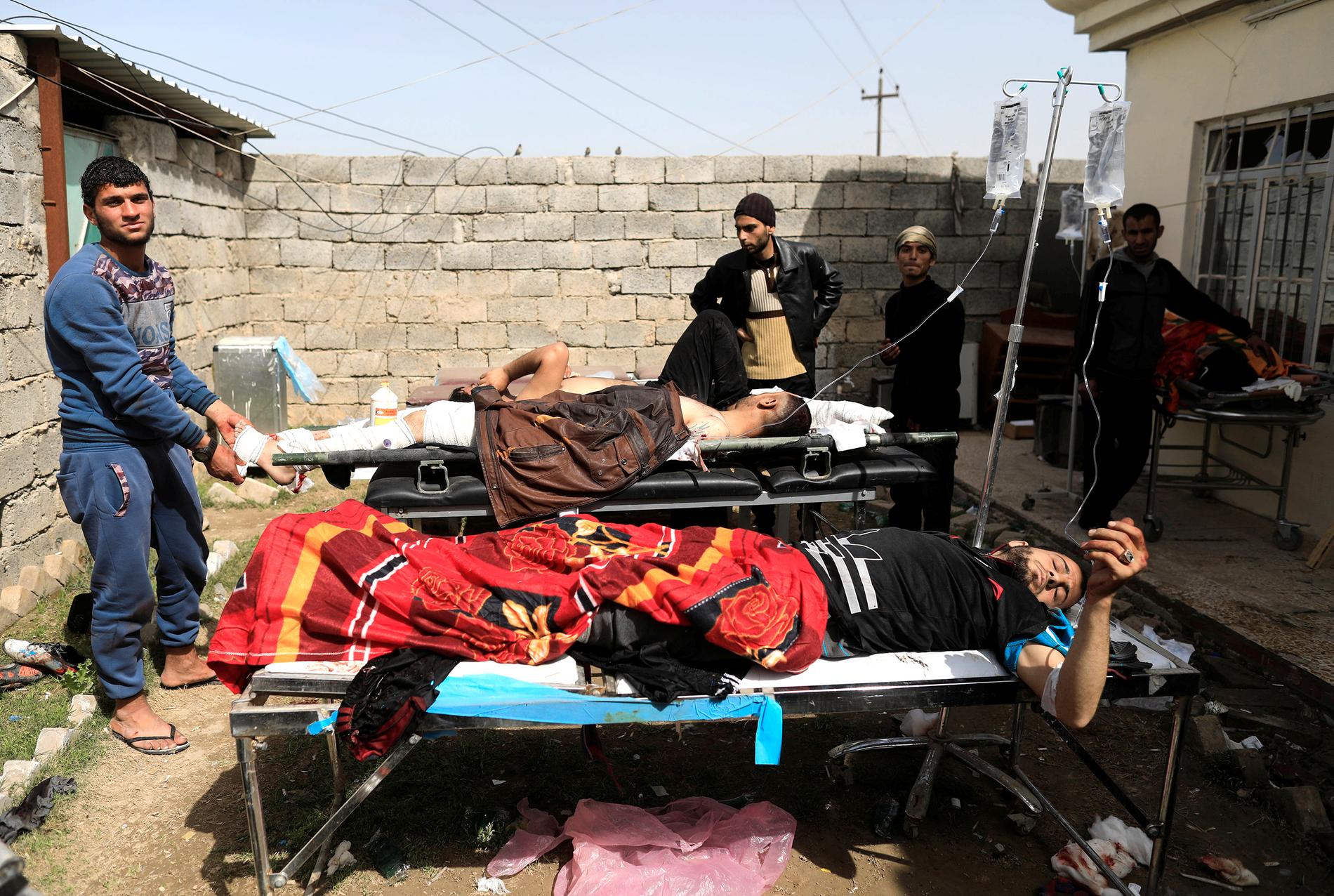Skadade tas omhand på ett fältsjukhus i västra Mosul.