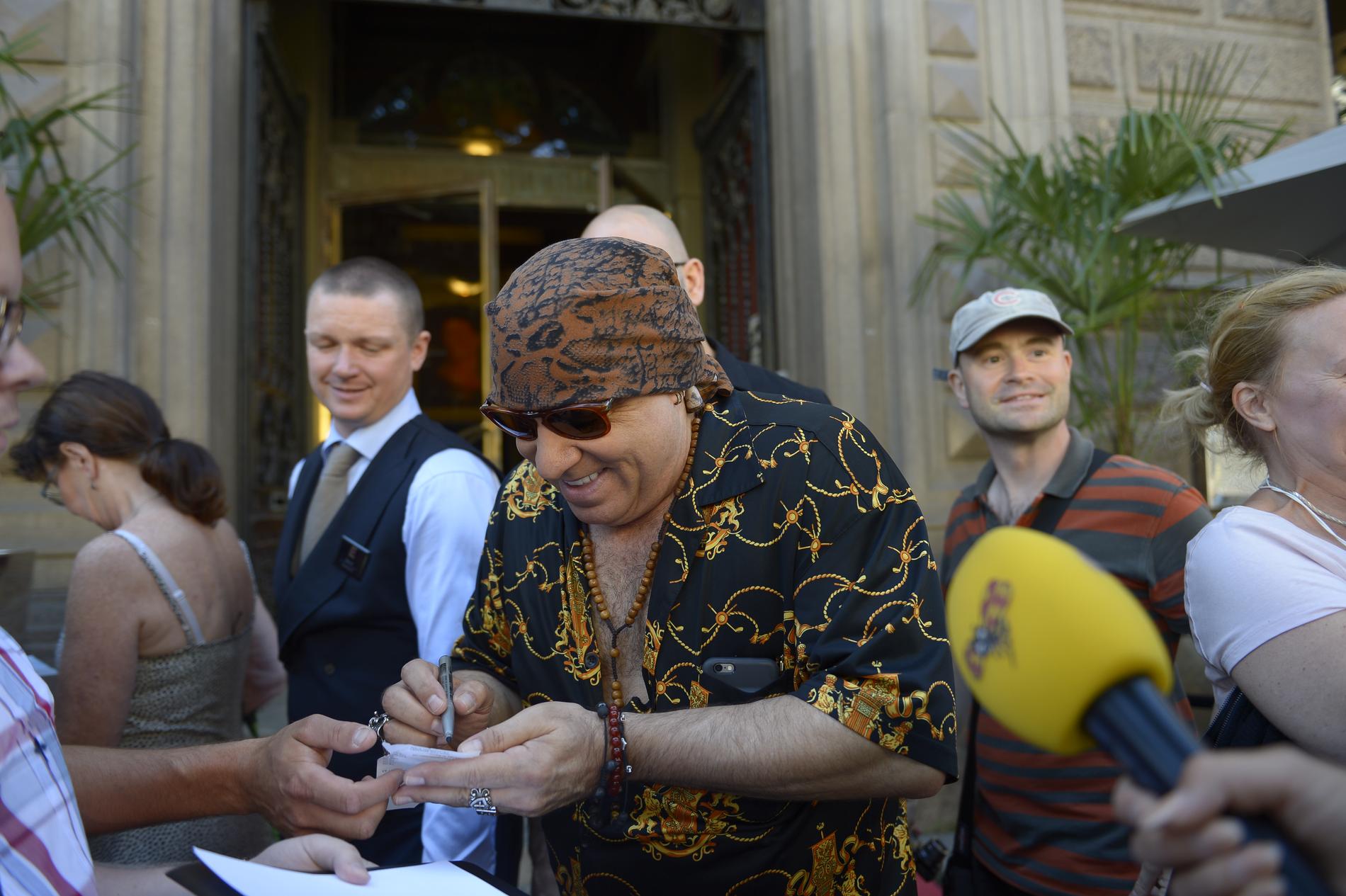 Steven Van Zandt skrivandes autografer utanför Elite Plaza hotell i Göteborg under fredagen.