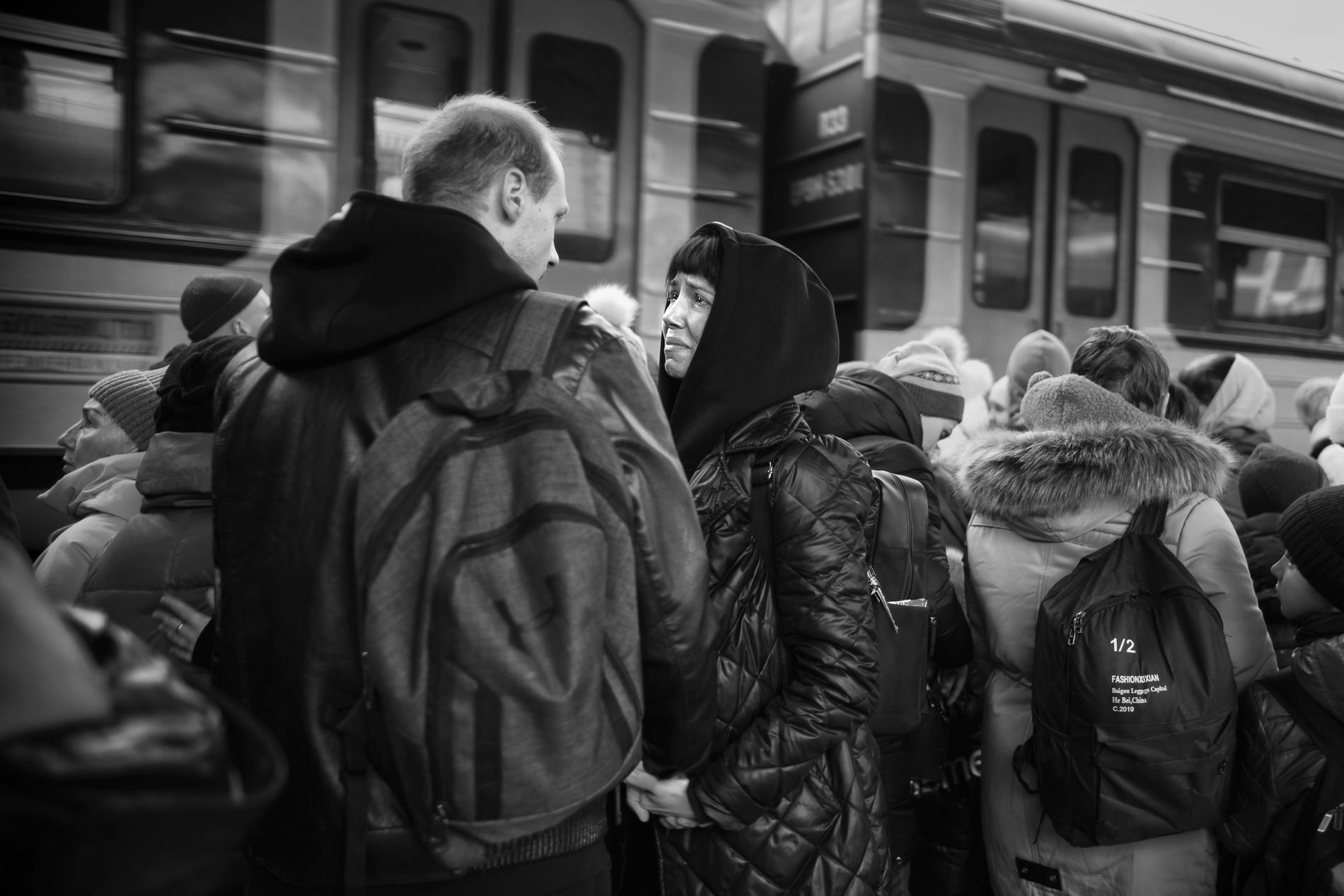 När kriget bröt ut i Ukraina mobiliserades alla män mellan 18 och 60 år. I det fotografi som utsetts till årets bild skildrar Eddy van Wessel ett av många farväl mellan älskande par på tågstationer runt om i landet. Pressbild.