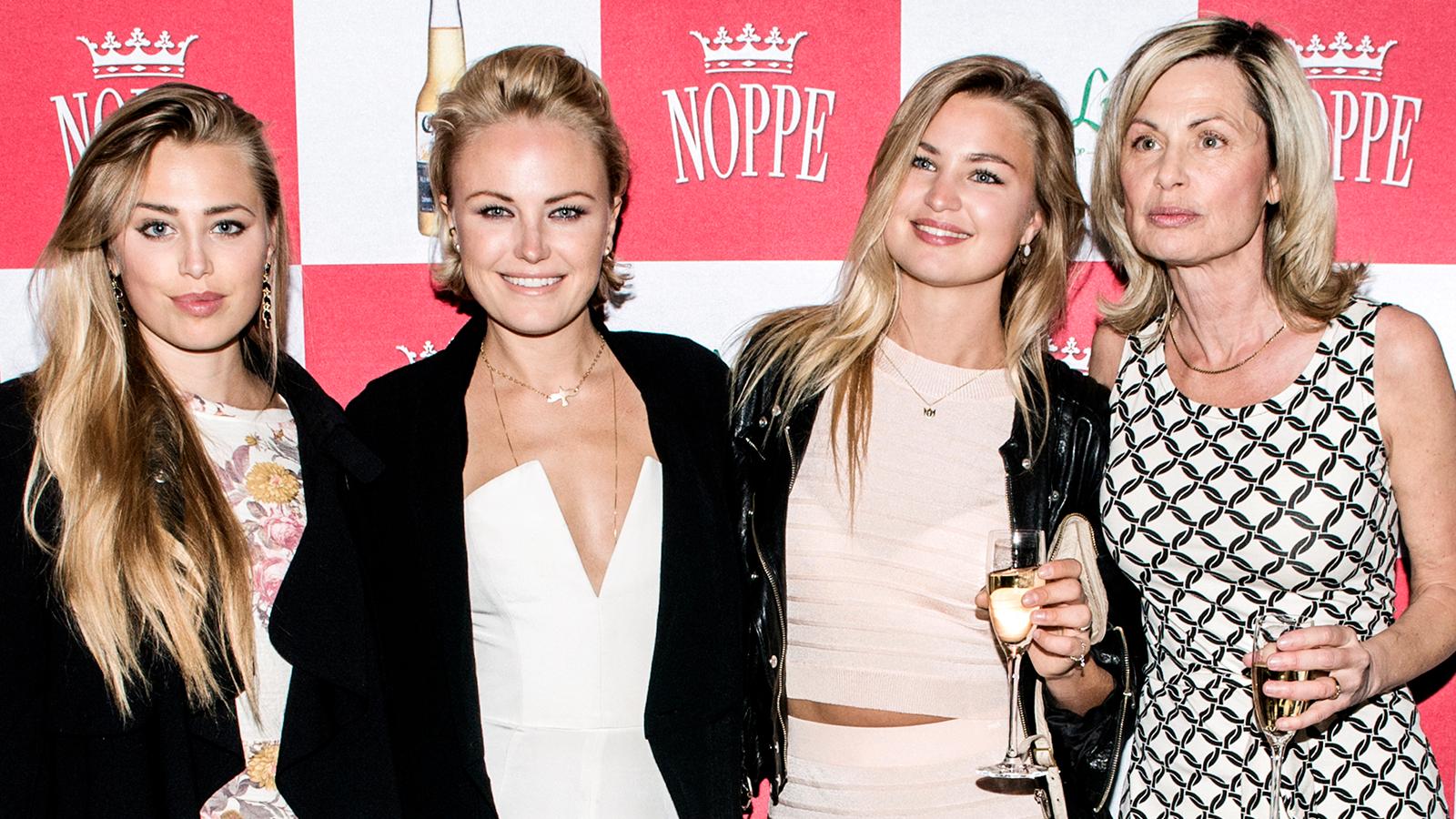 Vera Stevens med sina döttrar Michaela och Jennifer Åkerman samt hennes styvdotter, Hollywood-stjärnan Malin Åkerman. 
