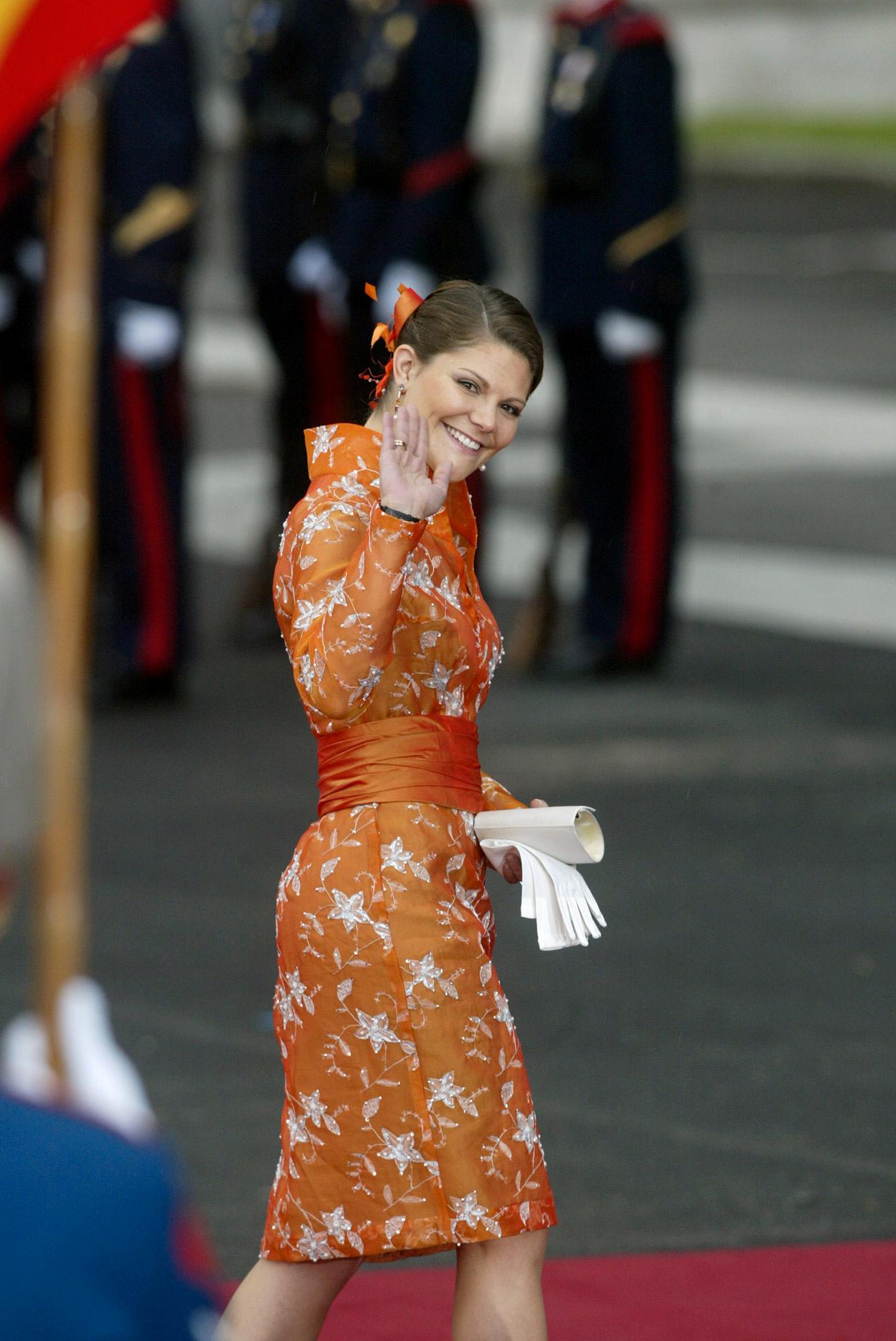 2004 Mycket stiligare blir det i kimonoliknande stass på bröllopet mellan kronprins Felipe och Letizia.