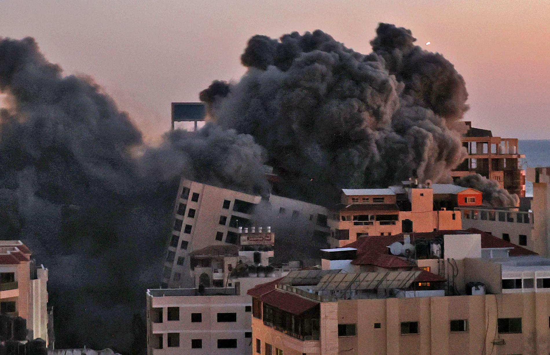 En byggnad har rasat i Gaza efter ett israeliskt flyganfall. 