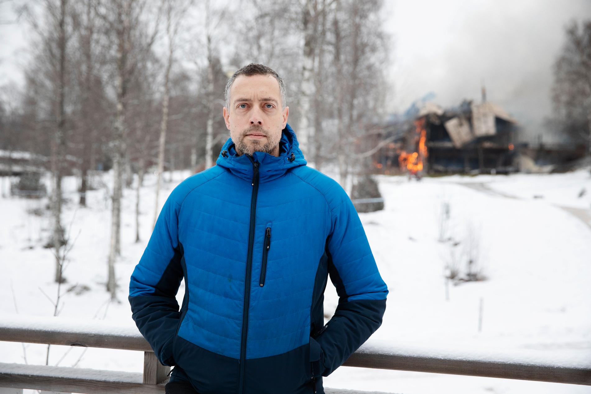 Andreas Selldén och hans familj bor i en av stugorna närmast den brandhärjade huvudbyggnaden, men märkte inget förrän en vän hörde av sig.