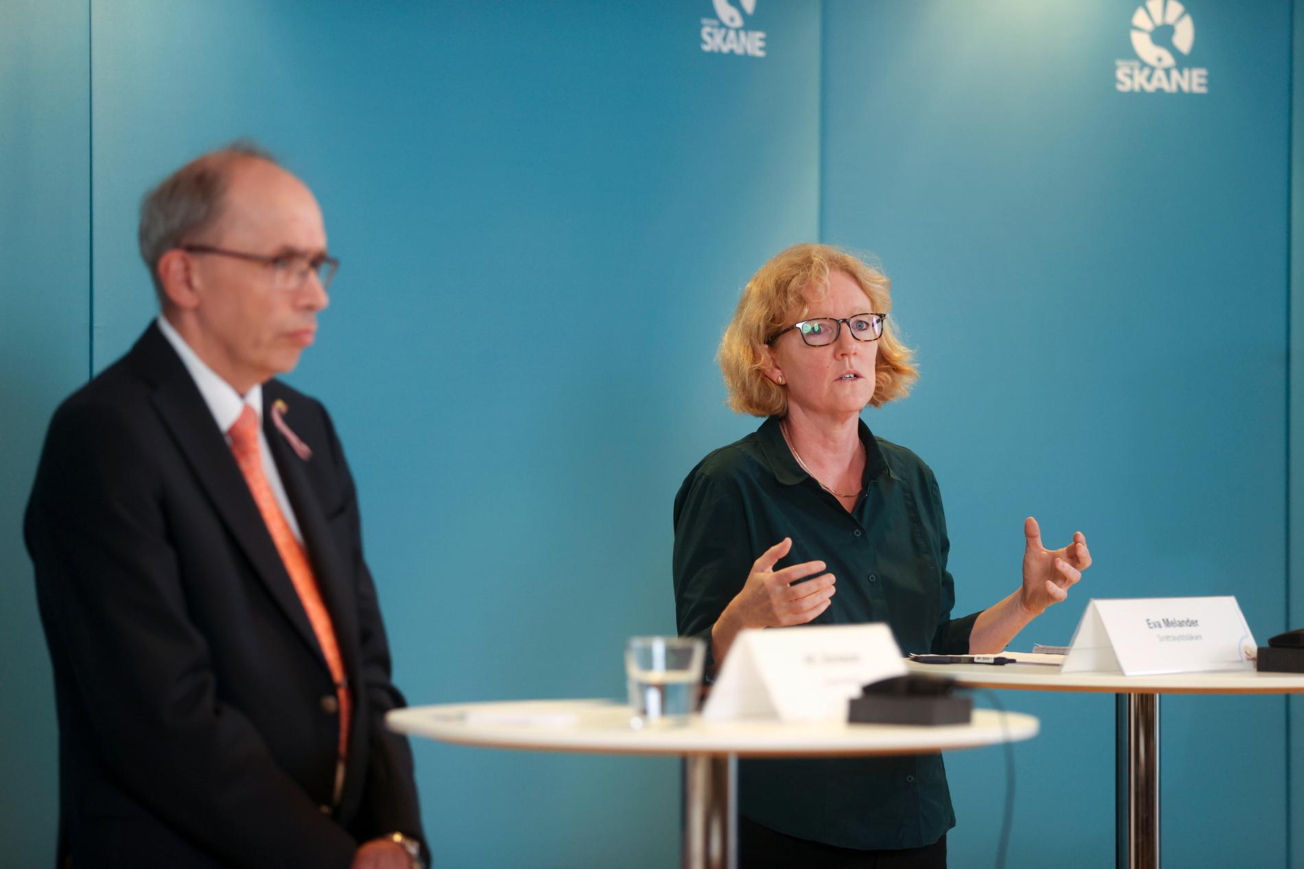 Alf Jönsson, regiondirektör och Eva Melander, Region Skånes smittskyddsläkare under tisdagens presskonferens.