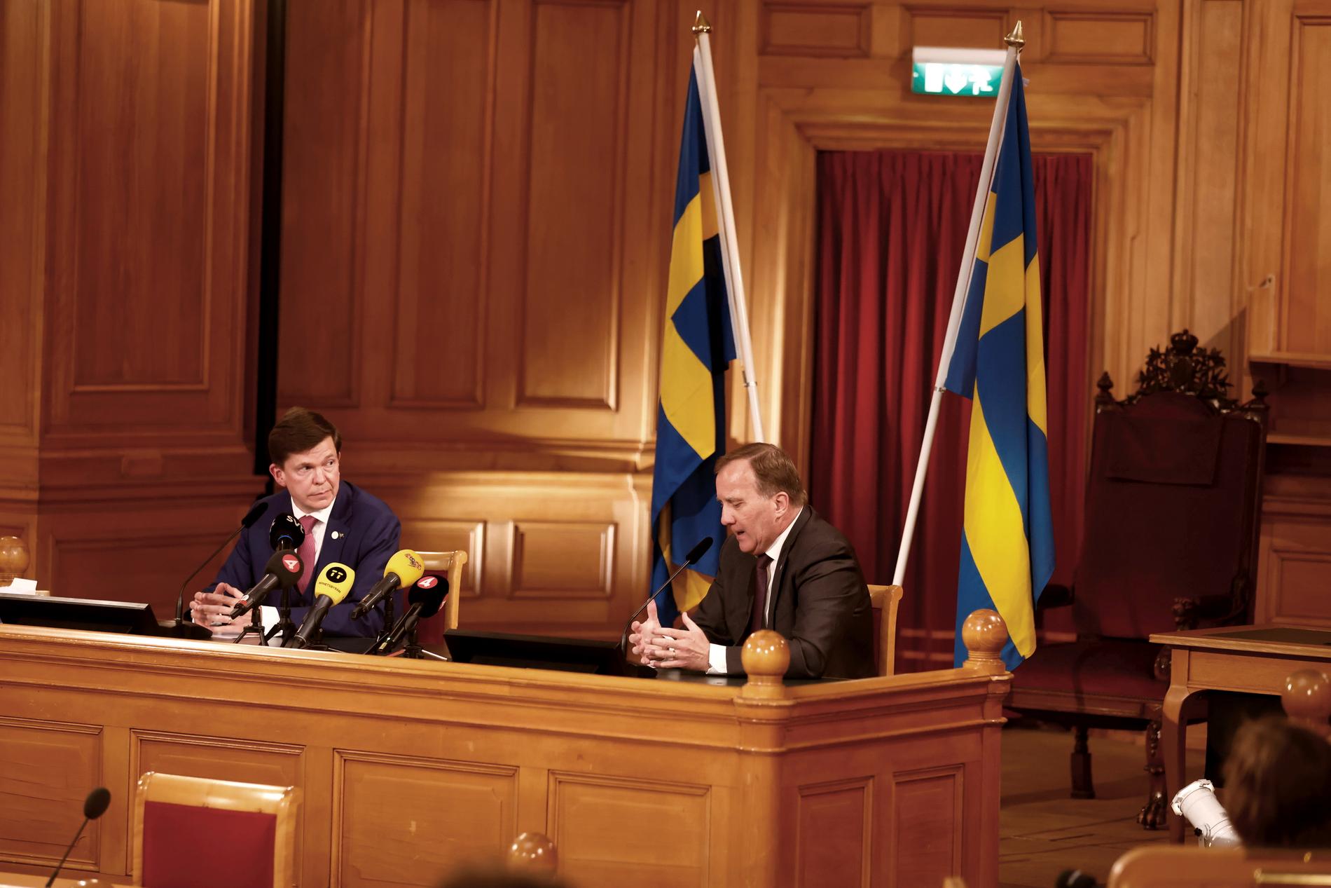 Riksdagens talman Andreas Norlén (till vänster i bild) föreslår Stefan Löfven (S) som statsminister. Riksdagen röster om Löfven på onsdag.