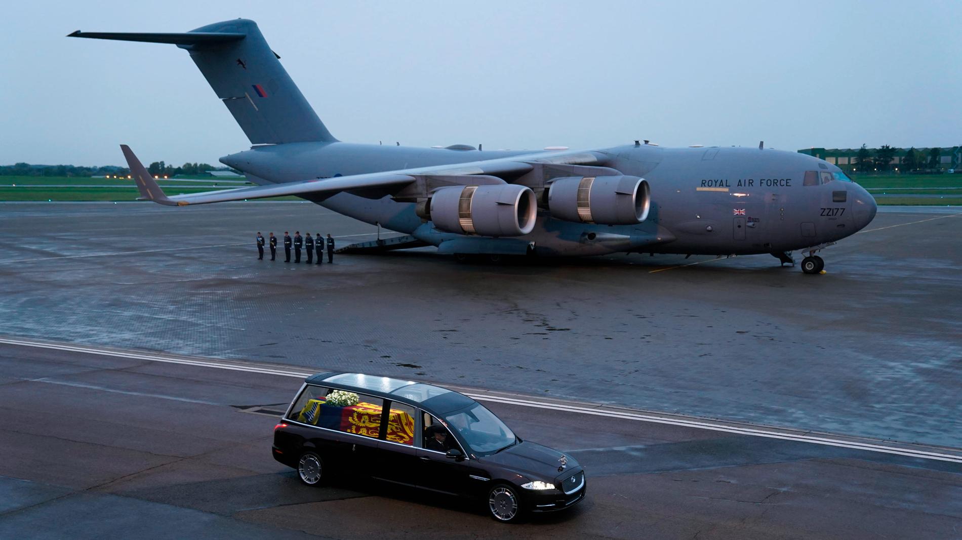 Här lämnar bilen med drottningens kista flygplanet på Norholt flygplatsen.