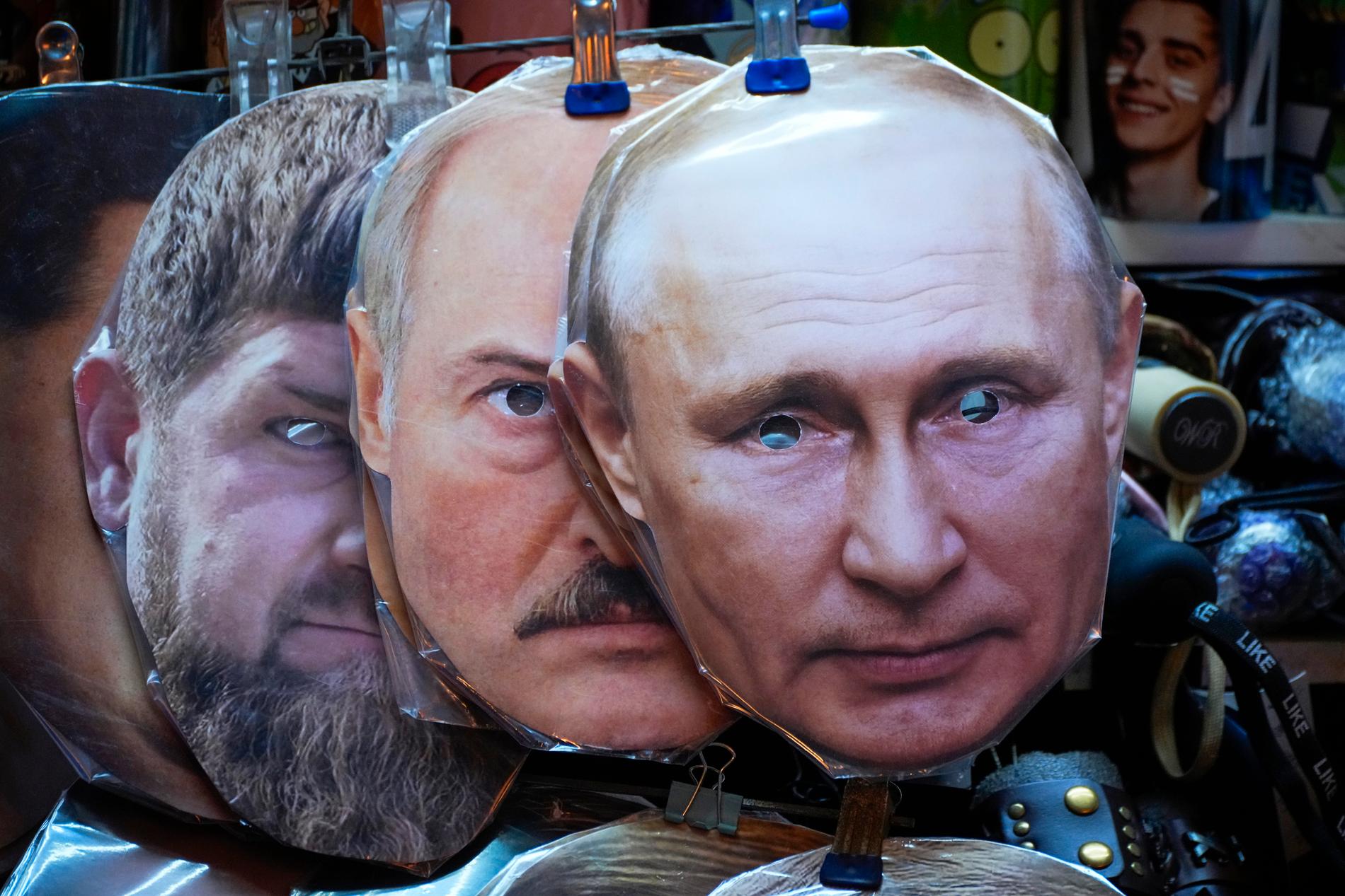 Ansiktsmasker av bland annat president Vladimir Putin till försäljning i S:t Petersburg.