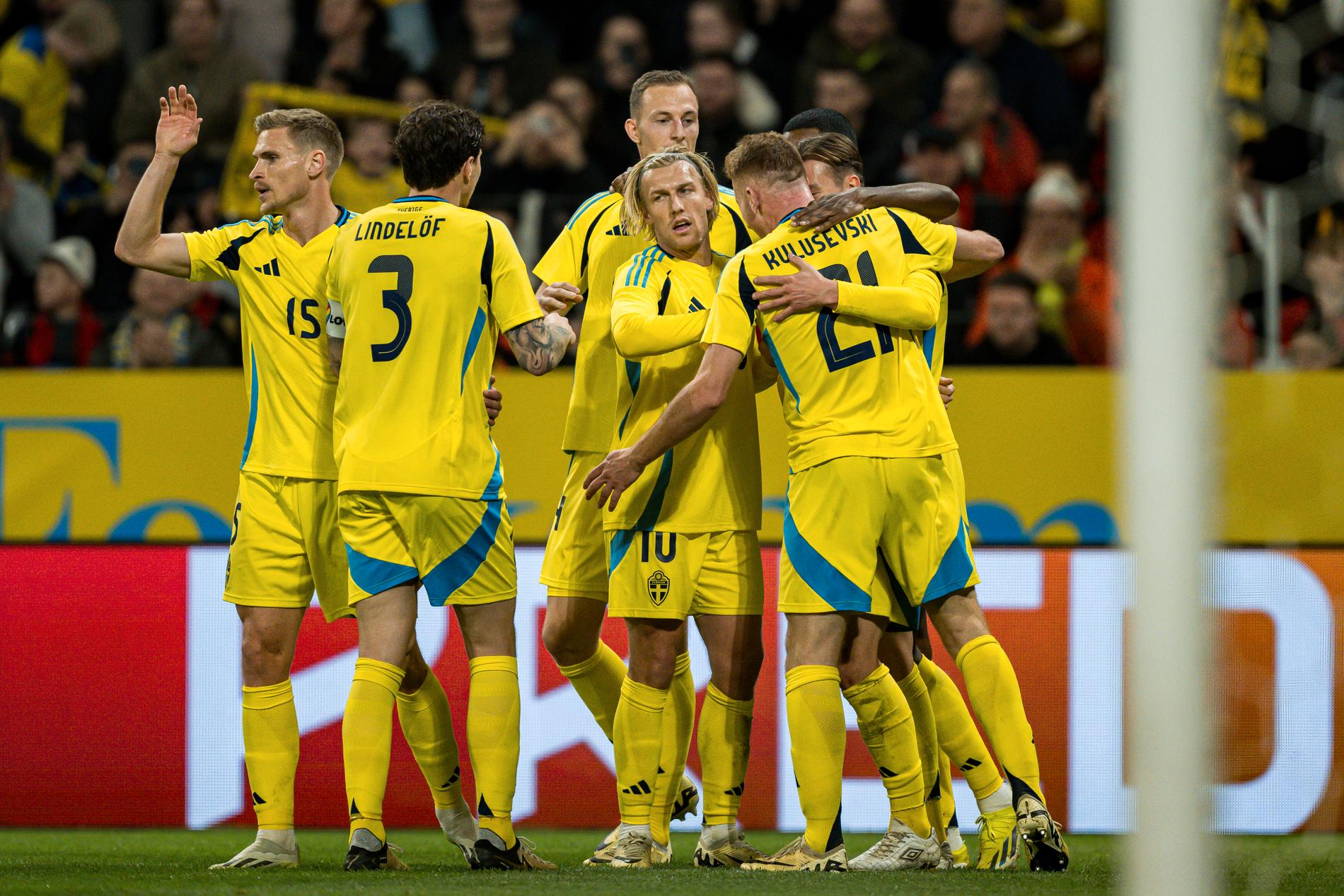 Svenskt jubel efter Nilssons 1–0-mål. 