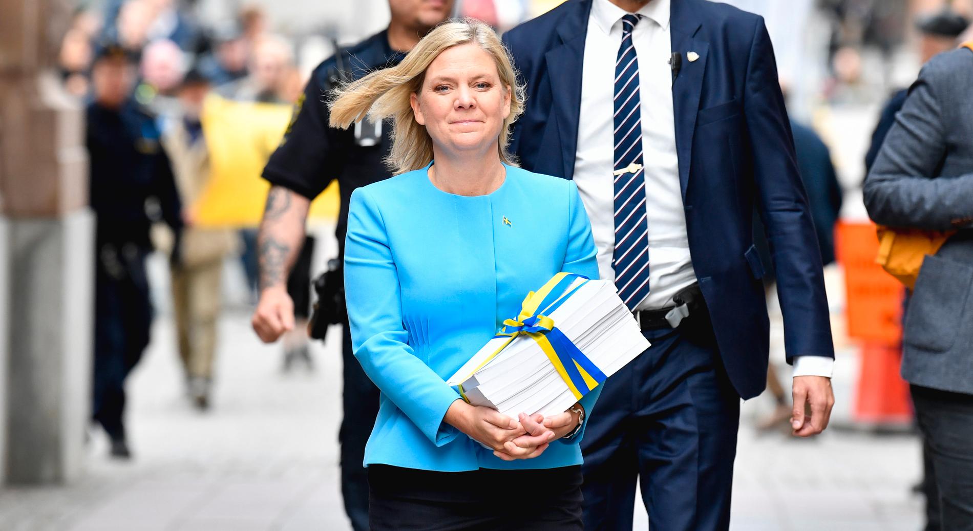 Finansminister Magdalena Andersson måste sätta stopp för de skenande inkomstklyftorna.