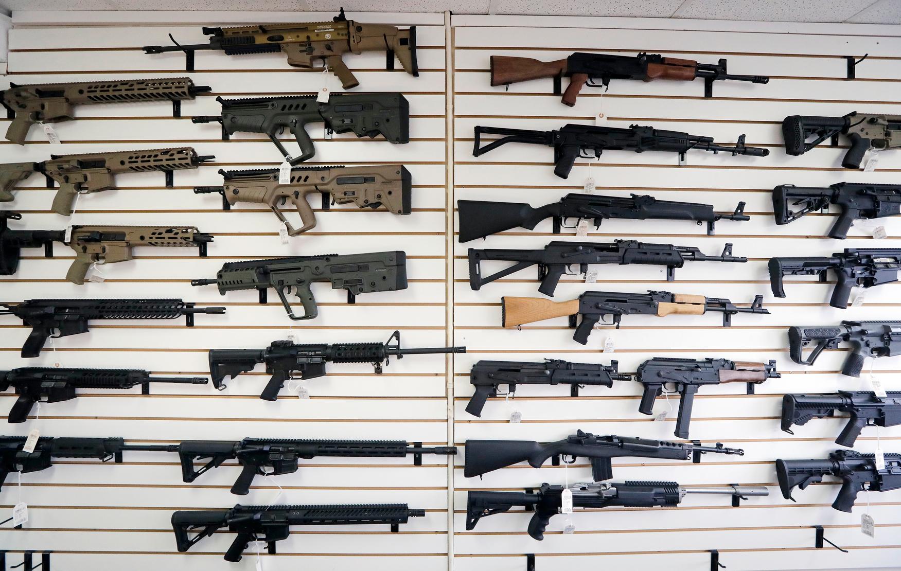 Nya Zeeland stoppar försäljningen av en del vapen med omedelbar verkan, till följd av terrorattackerna i Christchurch. Bilden är från en amerikansk vapenbutik. Arkivbild.