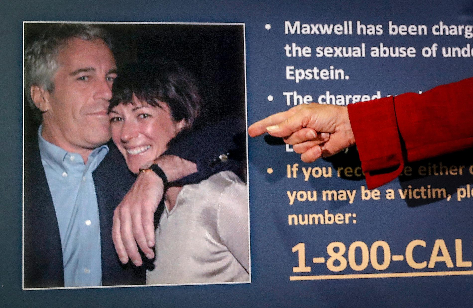 Ghislaine Maxwell och Jeffrey Epstein tillsammans. Bilden är från när åklagaren efterlyste fler offer eller vittnen.
