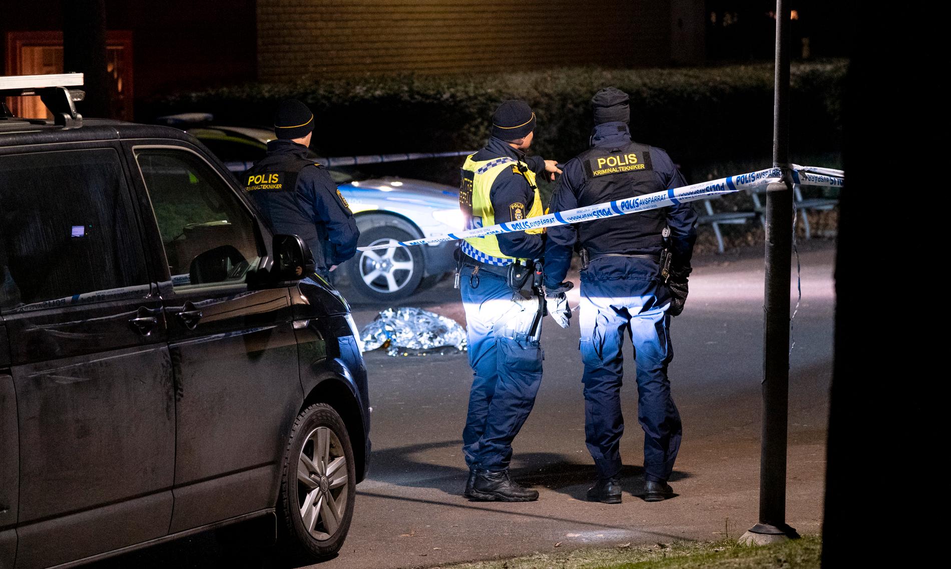 Polisen på plats i Kävlinge där en man i 40-årsåldern knivmördades i november 2018. Arkivbild.