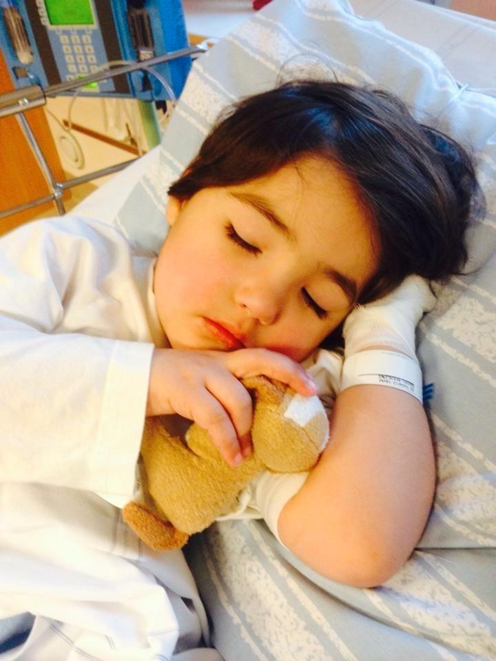 Marlene, 2, på sjukhuset Hon har precis insjuknat i leukemi. Det är juni 2012.