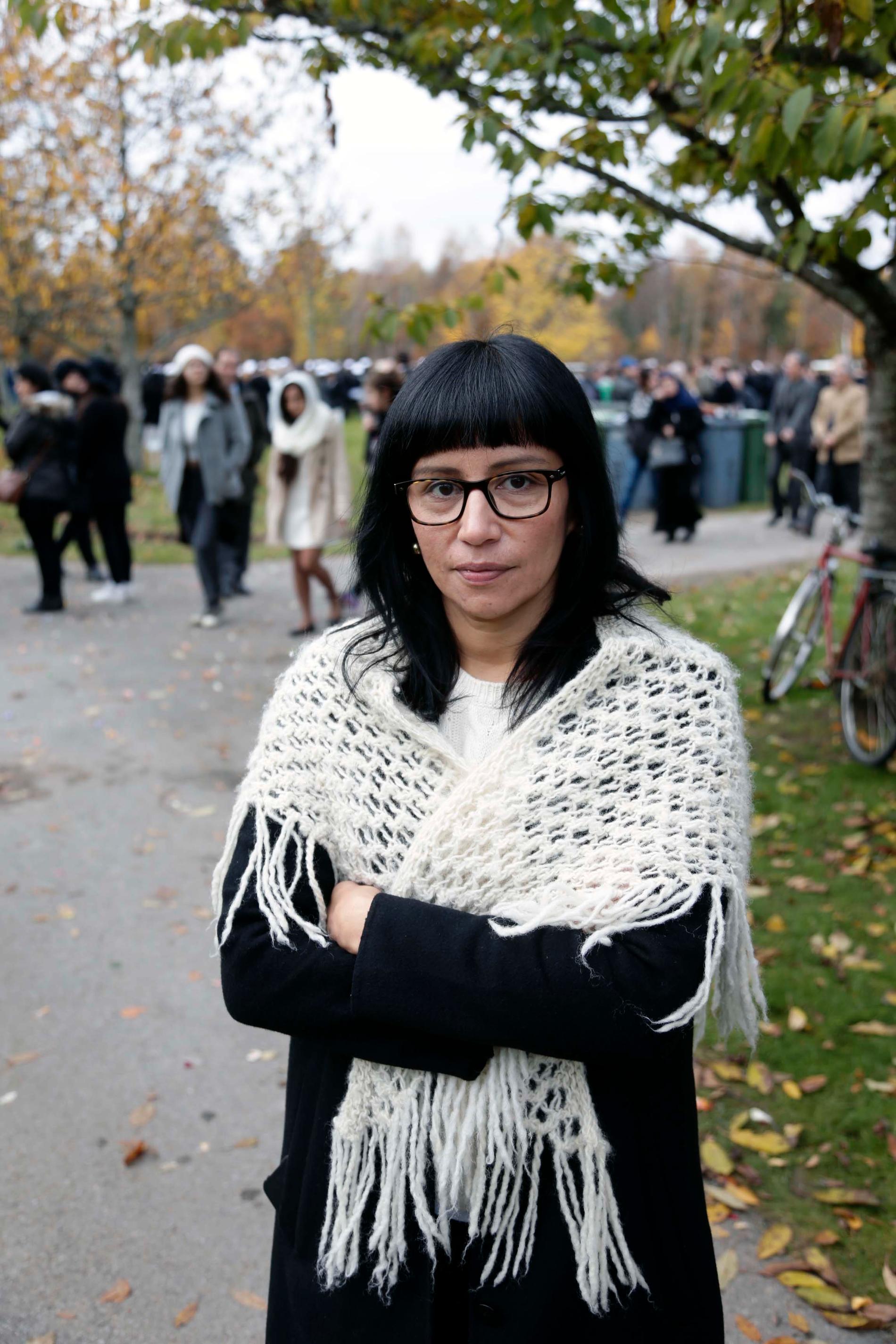 Rossana Dinamarca (V) berättar att hon träffade en mamma som uppmanande henne att göra någonting åt situationen i Sverige.
– Politiker och journalister måste fatta det här. Vi har alla ett stort ansvar, säger hon till Aftonbladet.