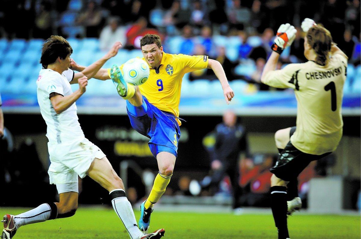 Marcus Berg lyfter in sitt tredje mål och gör 4–1 till Sverige mot Vitryssland.