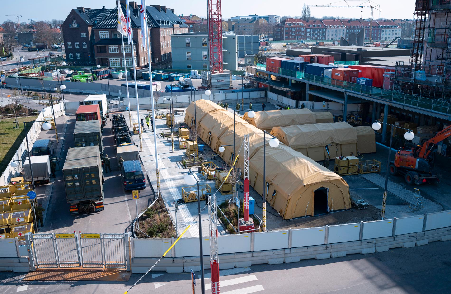 Tältsjukhuset utanför Lasarettet i Helsingborg på fredagen. Ett 50-tal militärer bygger upp det tillsammans med personal från Socialstyrelsen.