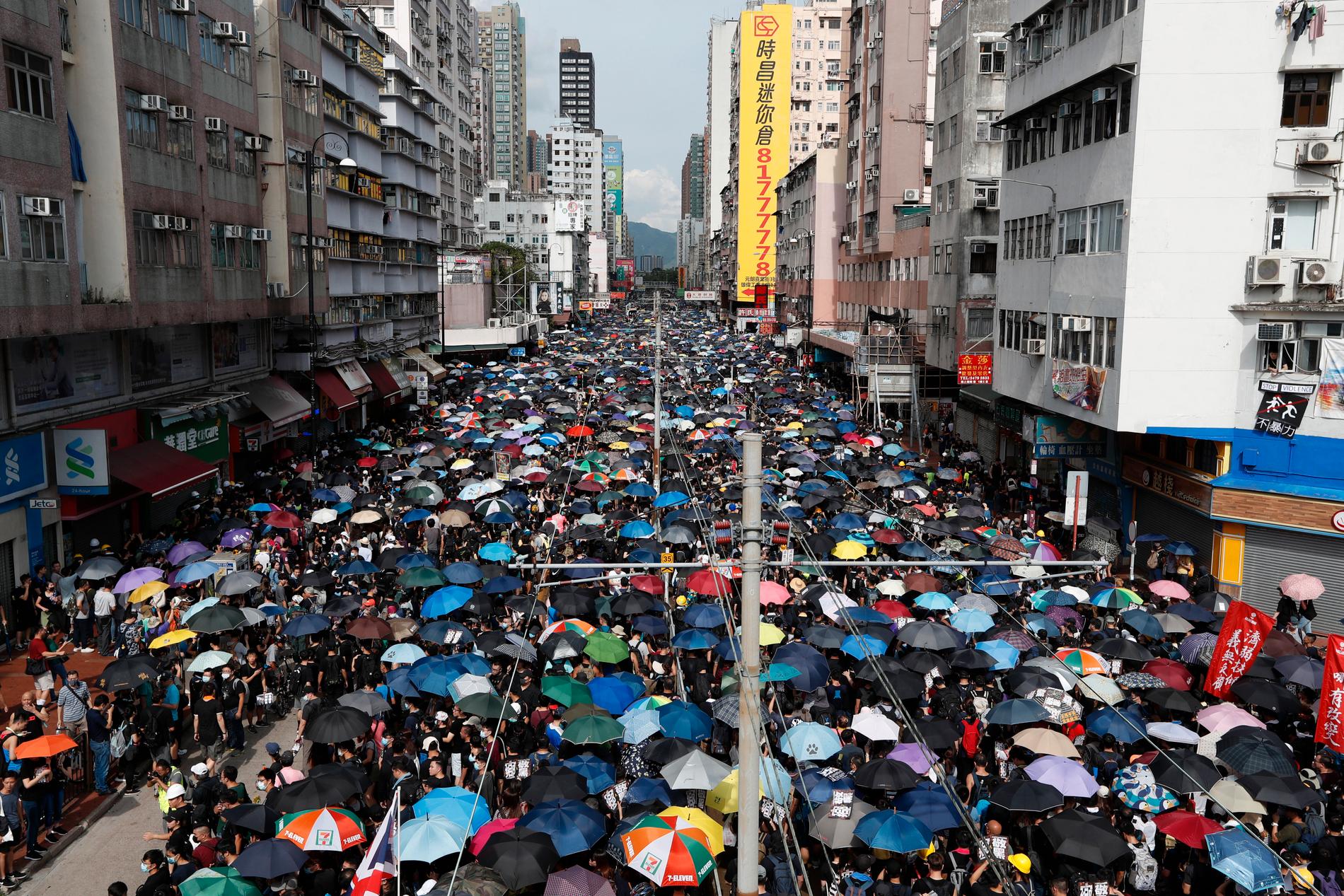 Tusentals demonstranter samlades i Yuen Long i Hongkong.