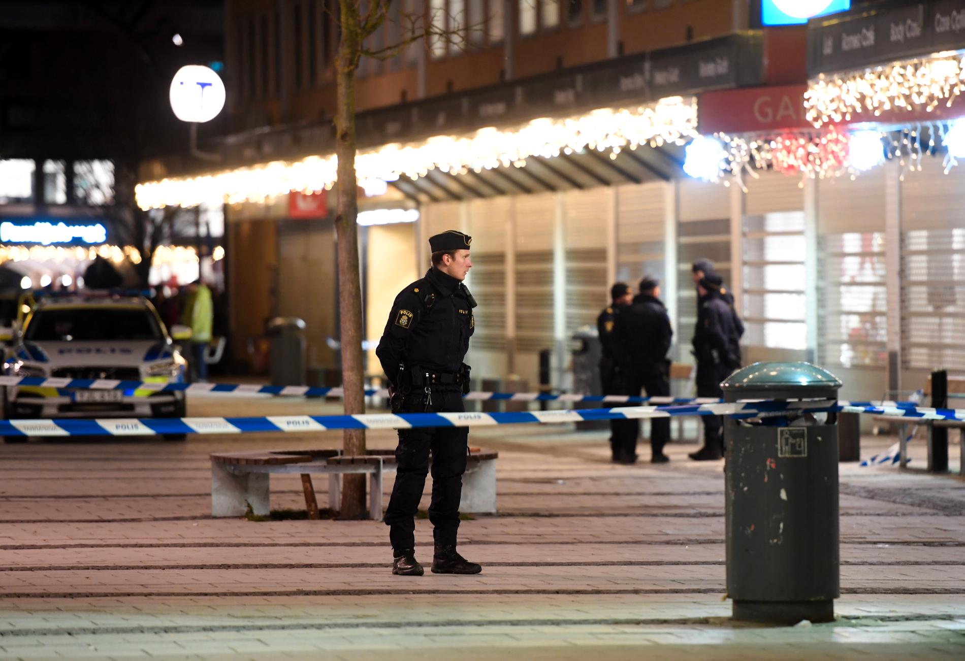 Polis på plats i Rinkeby efter skjutningen i januari förra året. Arkivbild.