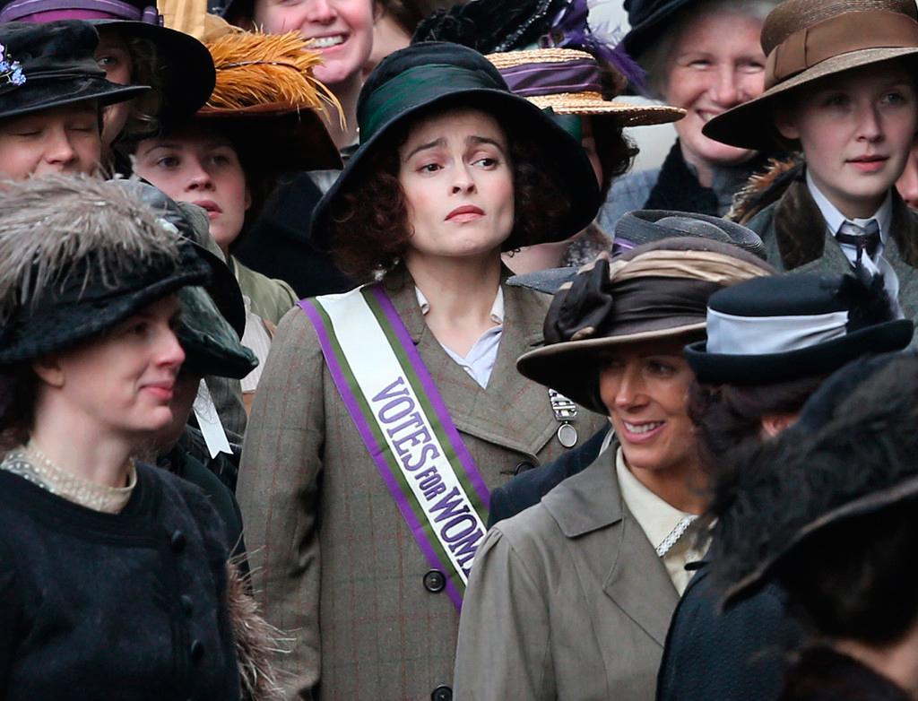 de första feministerna  Helena Bonham Carter spelar Edith Ellyn i den kommande storfilmen ”Suffragette”. Men filmen gör inte de riktiga suffragetternas kamp rättvisa.