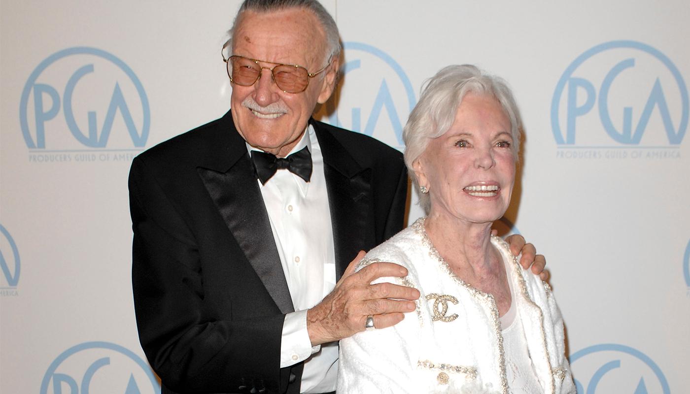Stan Lees fru, Joan Lee, har dött. Här är paret på ett event tillsammans år 2012.