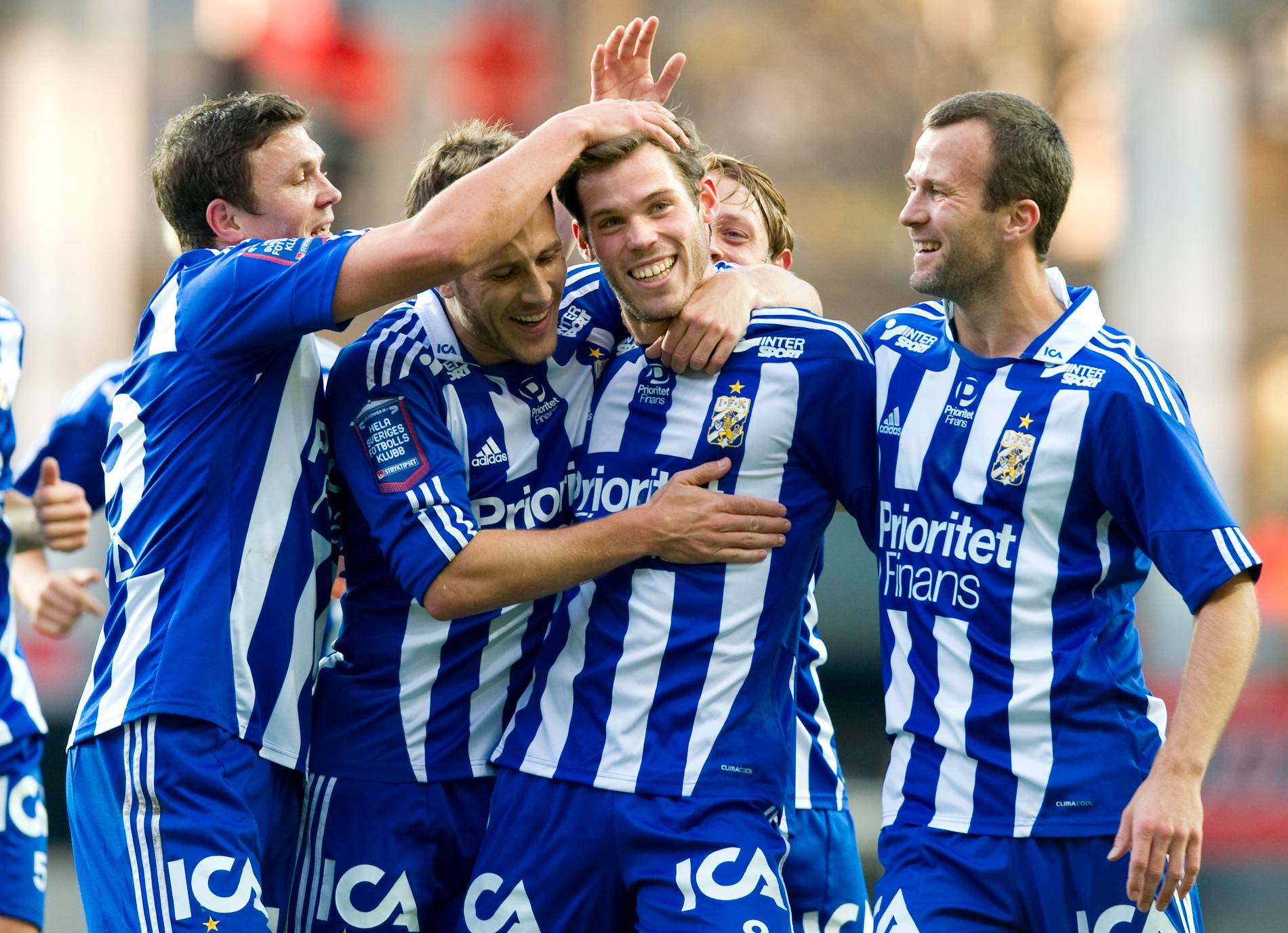 Emil Salomonsson klappas om efter ett frisparksmål i IFK Göteborg.