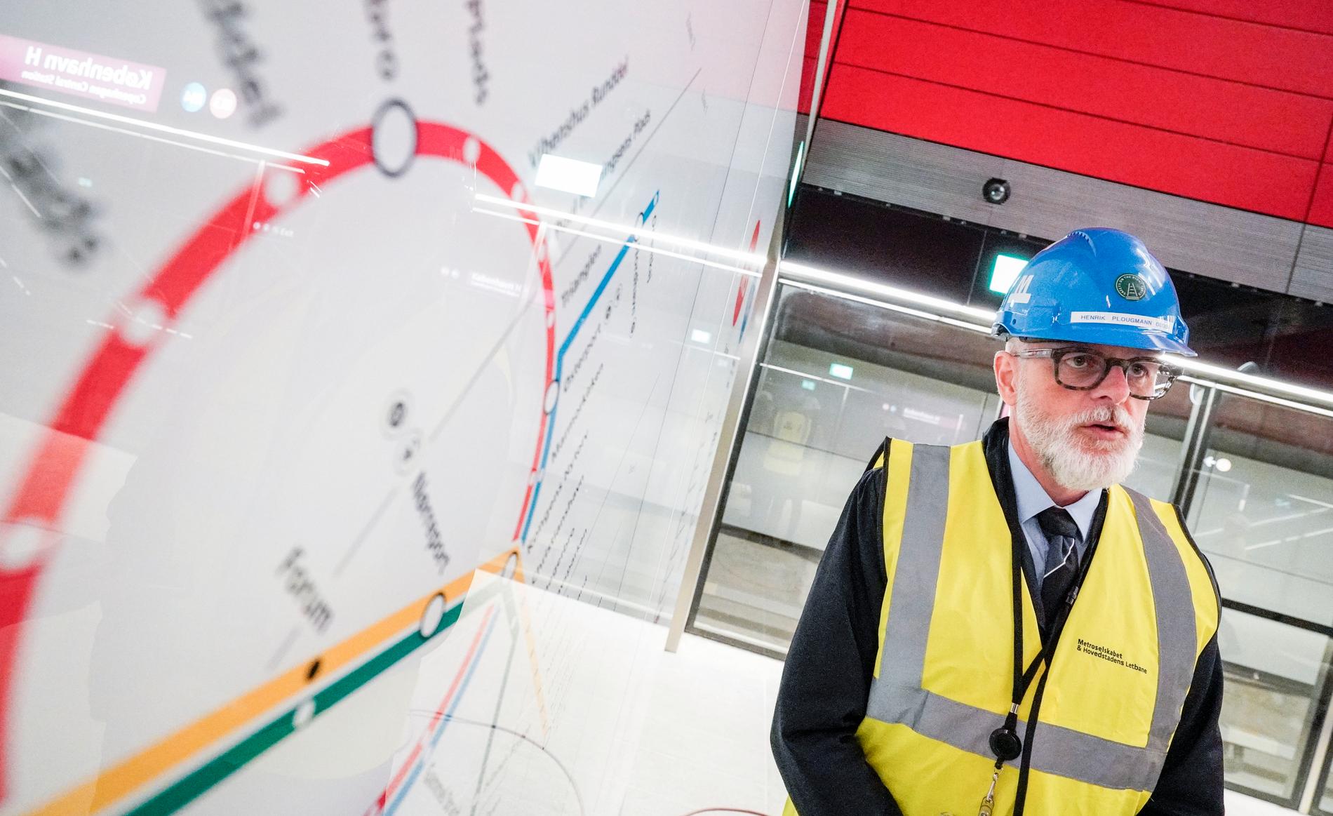 Metroselskabets vd Henrik Plougmann Olsen visar den nya underjordiska metrostationen København H.