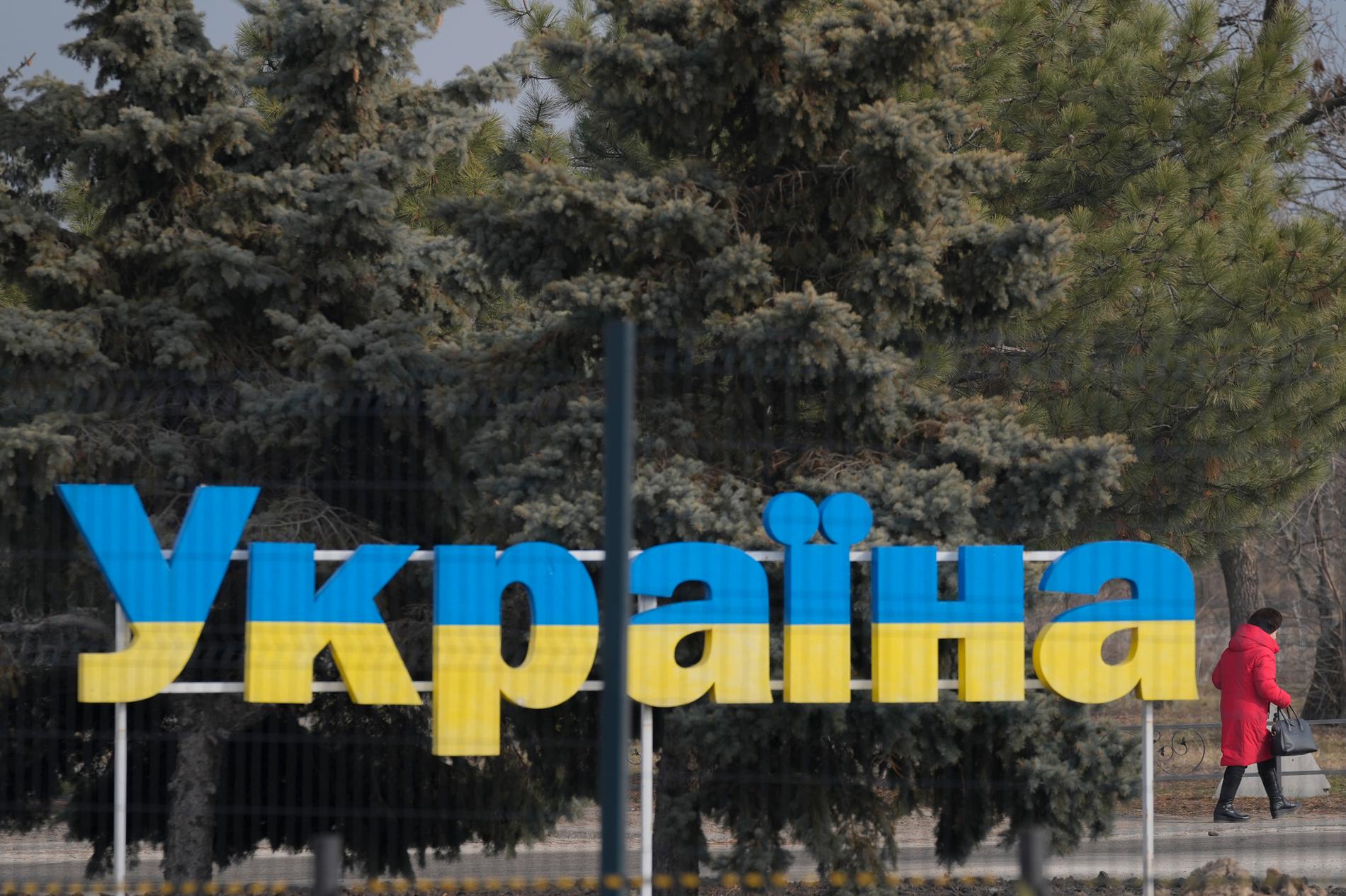 En bild på en skylt med texten ”Ukraina” i närheten av regeringsbyggnaden.