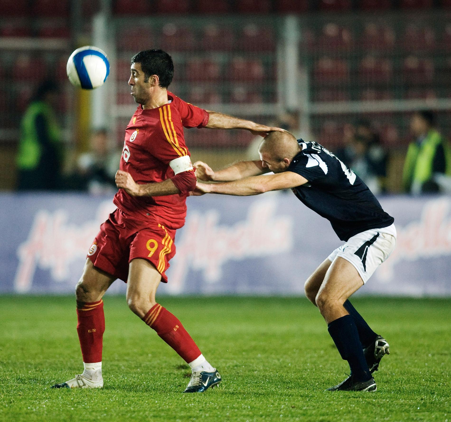 UEFA-cupen 2007, Galatasaray–Helsingborg. Hakan Şükür håller undan Christoffer Andersson.
