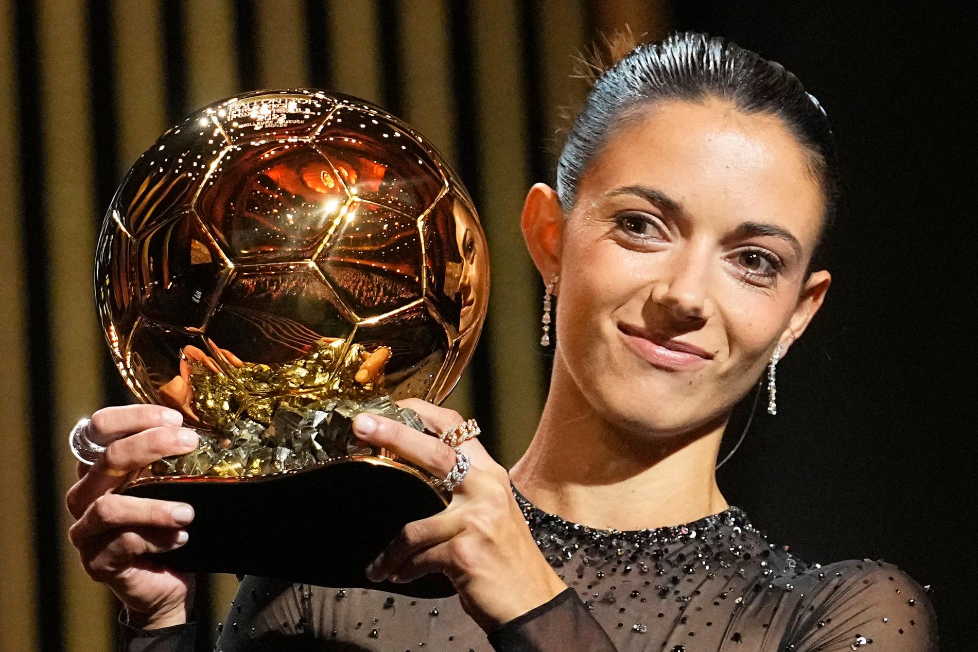 Barcelonas spanska mittfältsstjärna Aitana Bonmatí tilldelades Ballon d'Or 2023 och utsågs på så sätt till världens bästa fotbollsspelare.