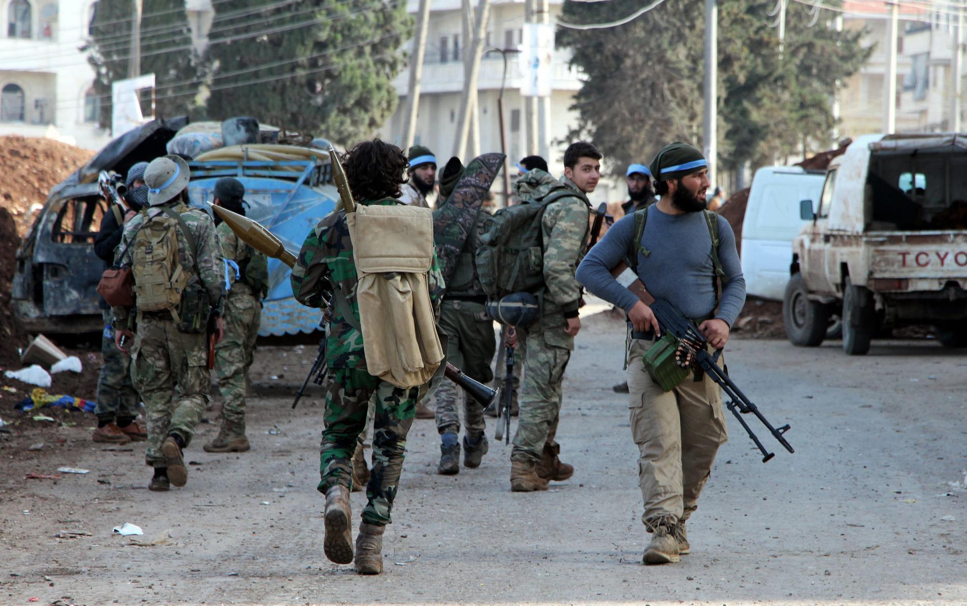 Soldater från den Turkiet-stödda rebellgruppen Fria syriska armén i centrala Afrin under söndagen.
