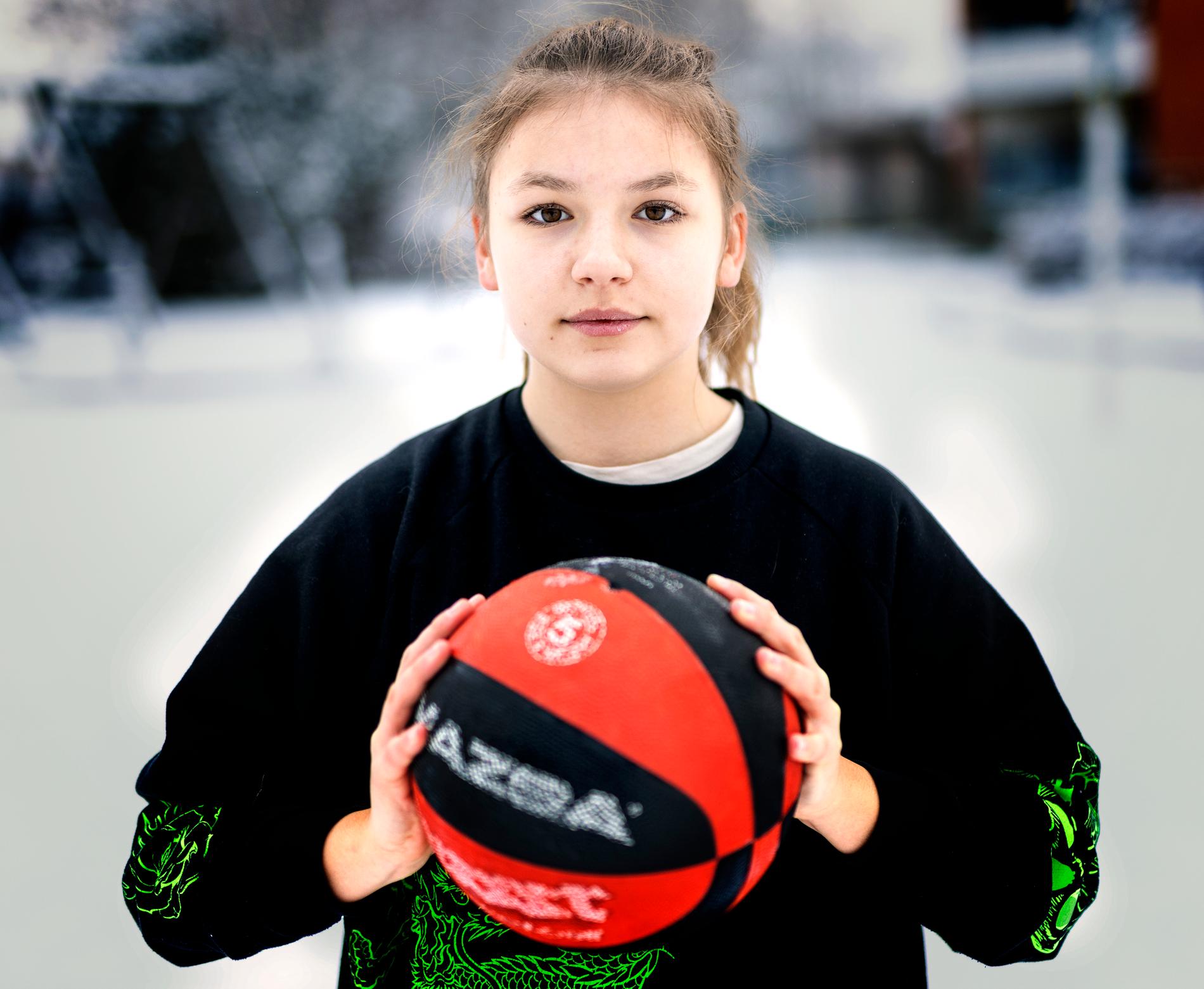 ”Att spela basket var min barndomsdröm. I Sverige har jag börjat spela, det känns mycket bra”, säger Lera.